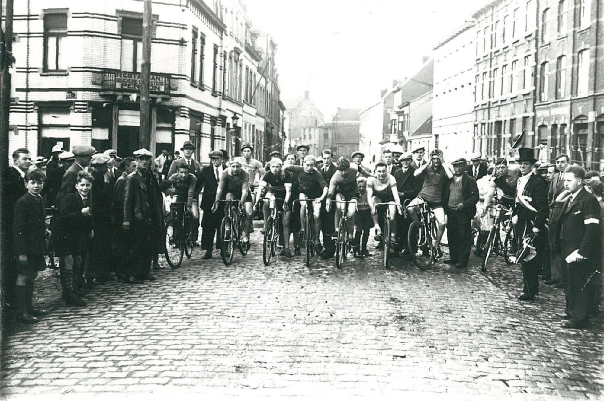 Start wielerwedstrijd in H. Conciencestraat in 1935