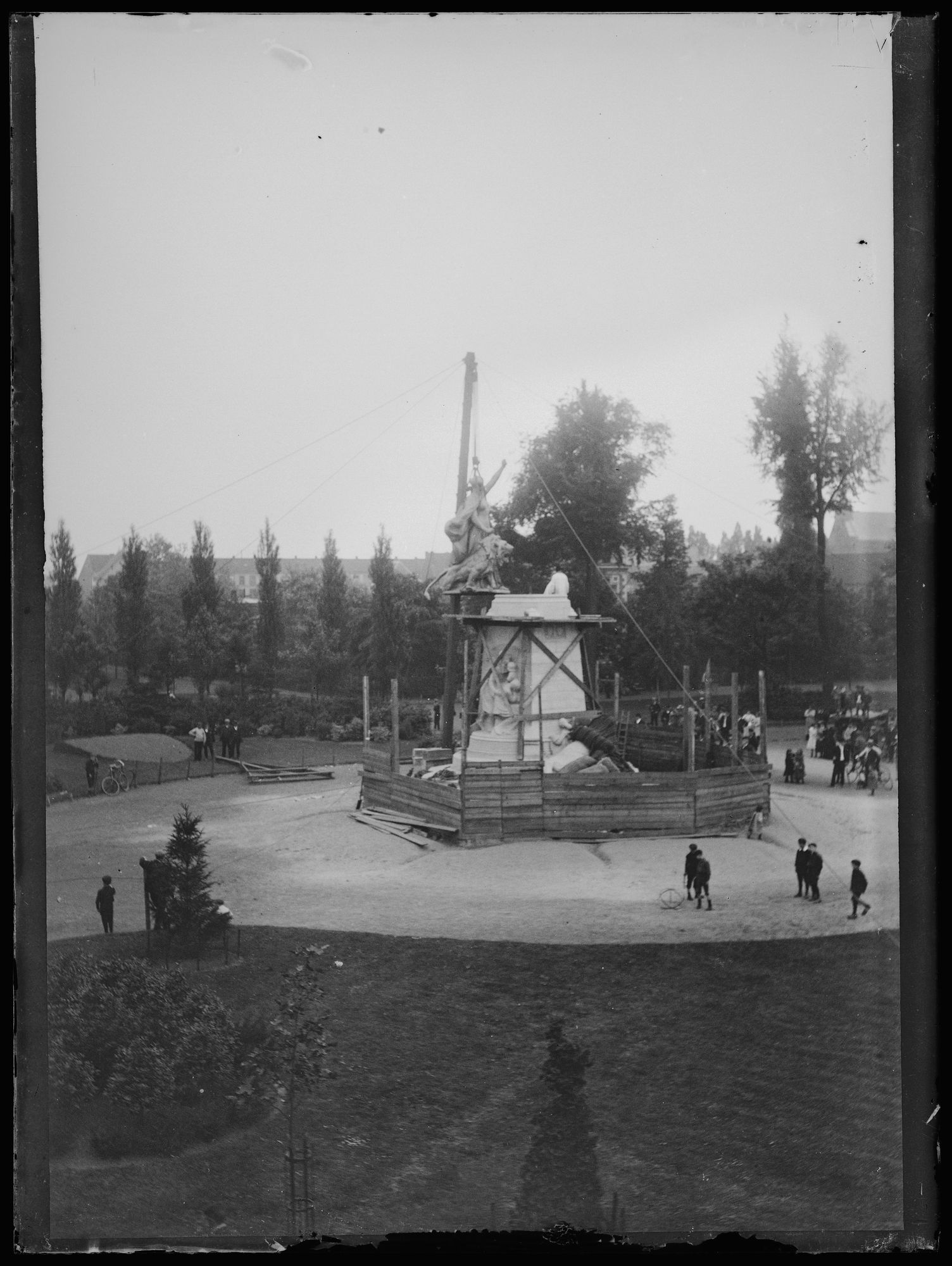 Oprichting Groeningemonument in 1906