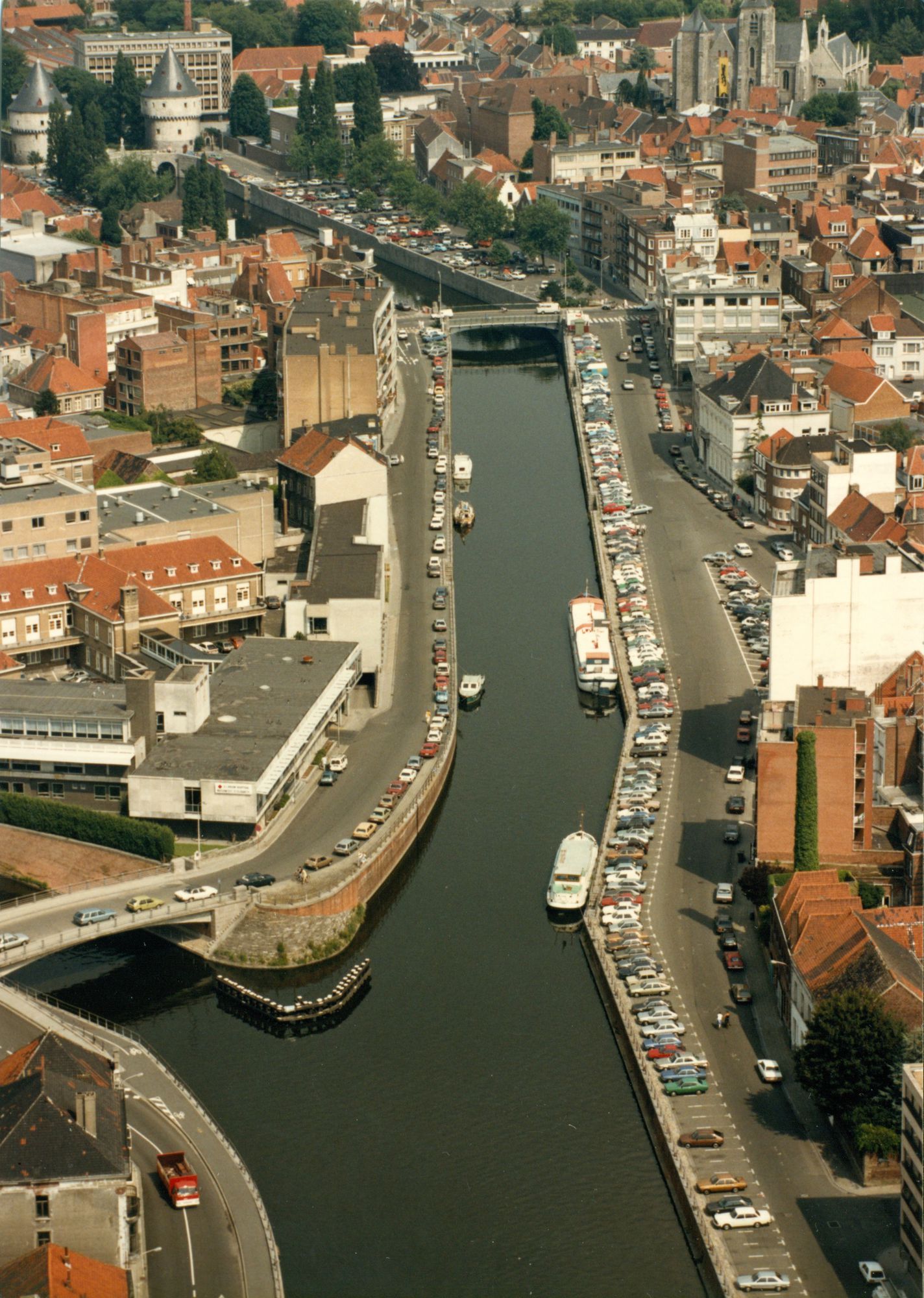 Luchtfoto Reepkaai, Dolfijnkaai en Kasteelkaai 1986