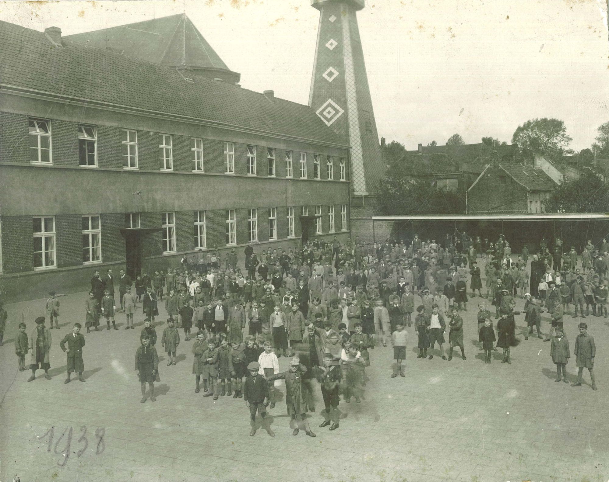 Groepsfoto op de speelplaats van de Broederschool Overleie