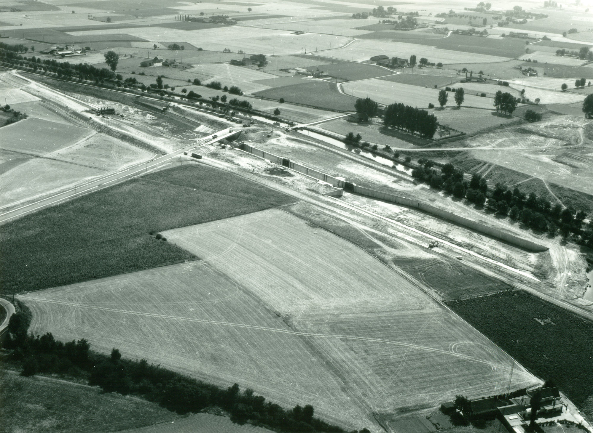 Nieuwe sluis op kanaal Bossuit-Kortrijk te Moen 1976