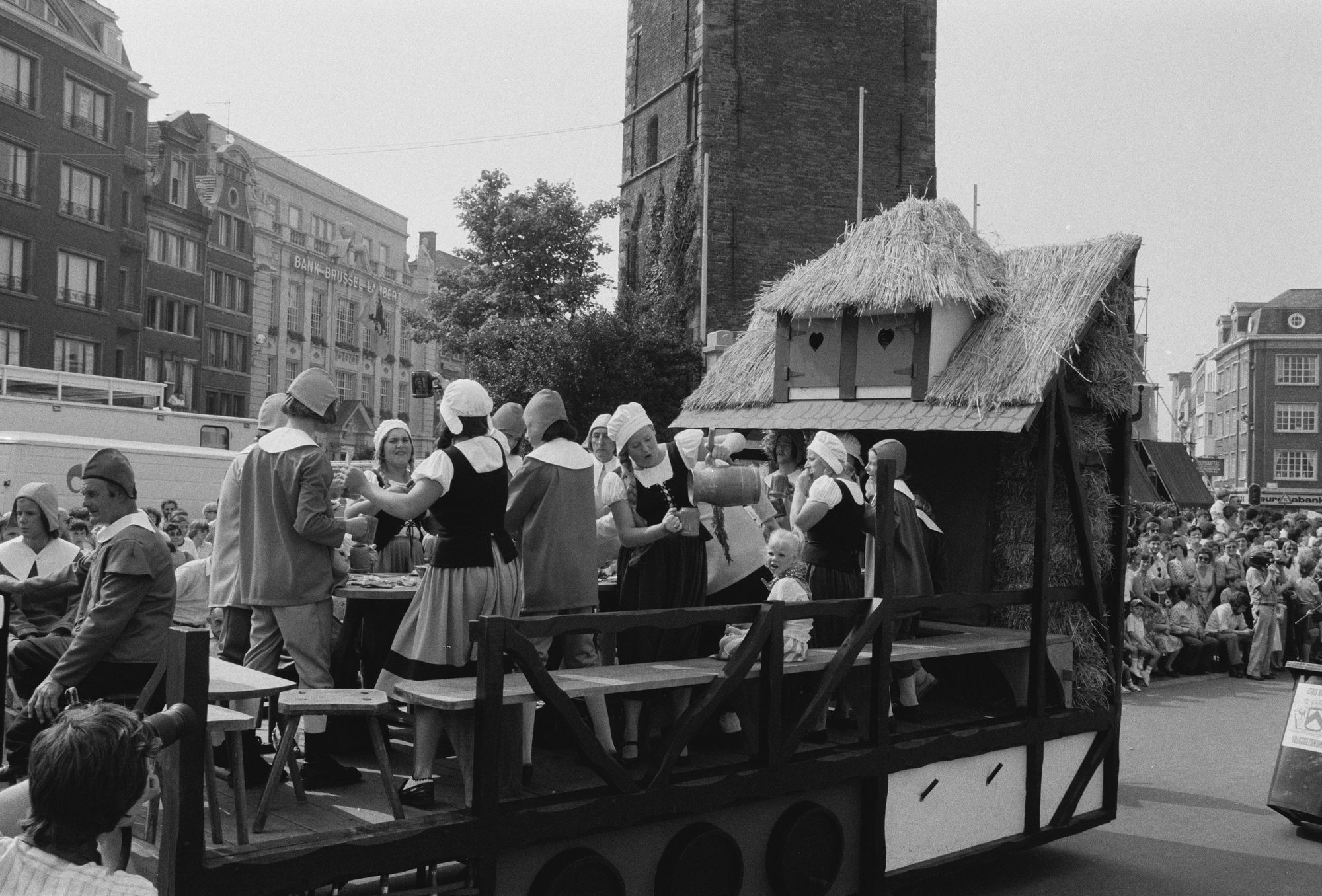 Praalwagen in de historische stoet tijdens de 11  juliviering 1982