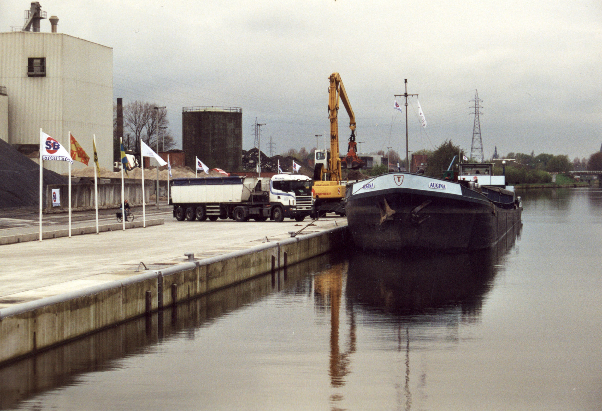 Loskaaien in de Kanaalstraat langs het kanaal Bossuit-Kortrijk in Harelbeke 2001