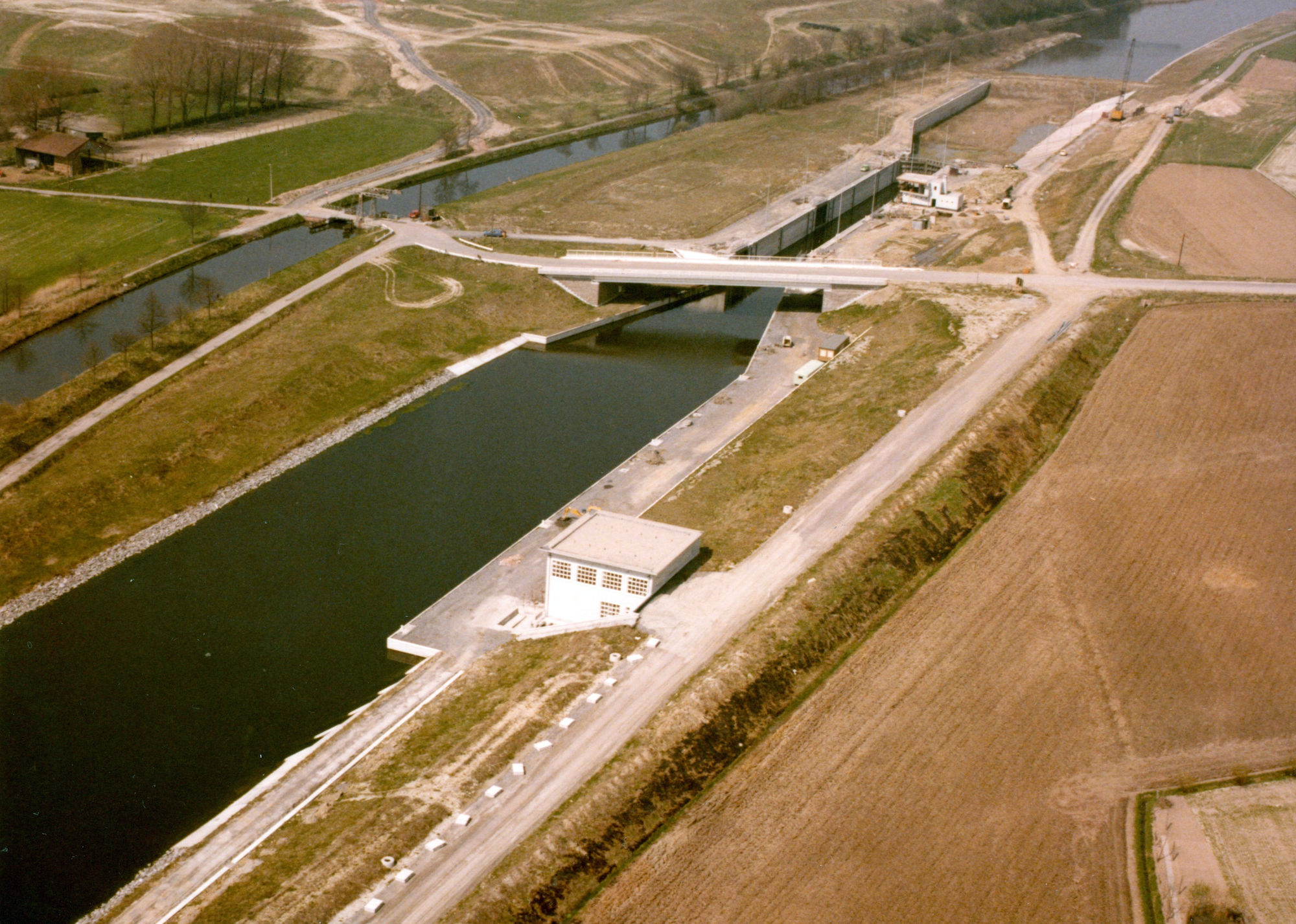 Afwerking nieuwe sluis op het kanaal Bossuit-Kortrijk te Moen 1979