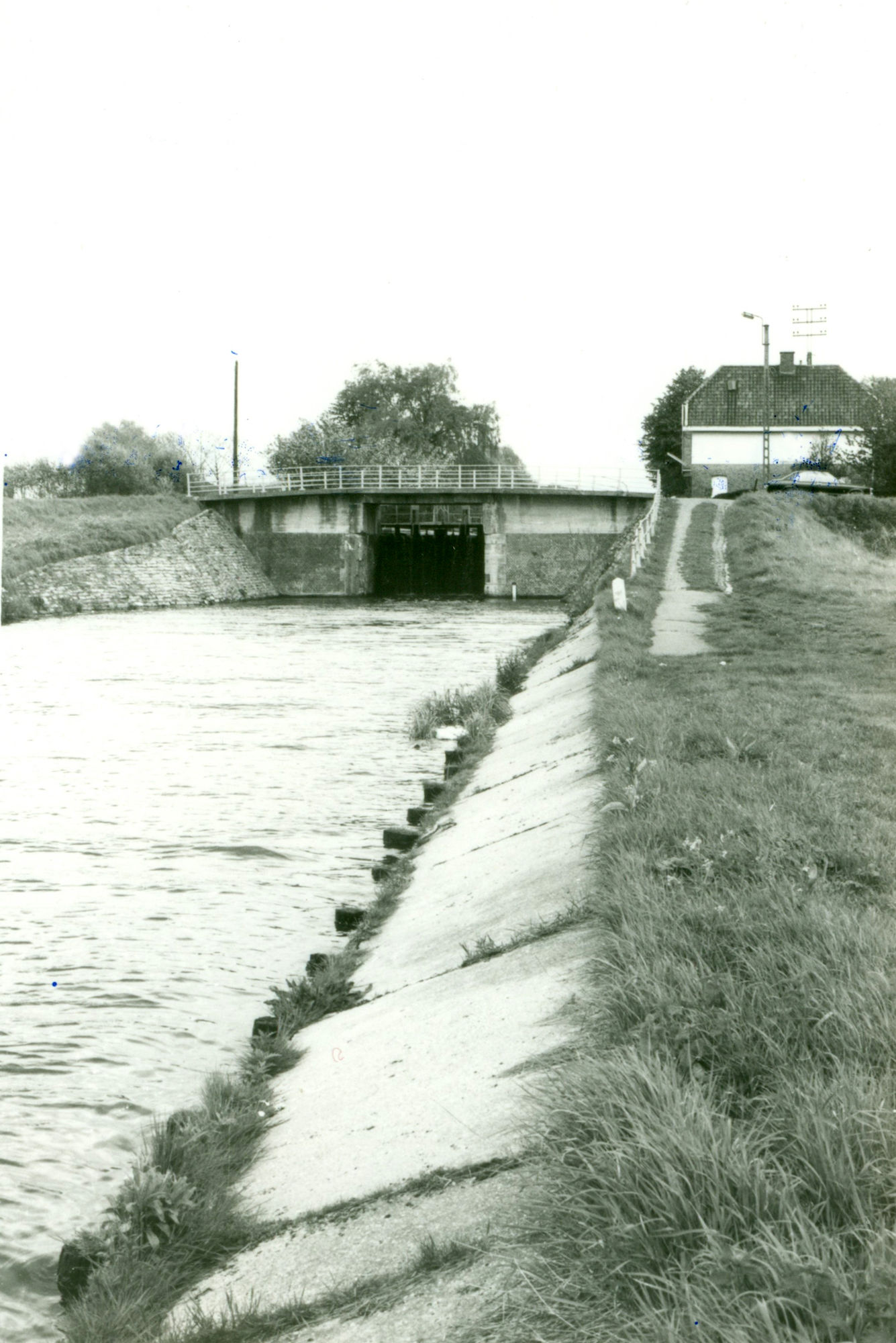 Sluis Nr. 8 met brug op het Kanaal Bossuit-Kortrijk te Zwevegem 1981