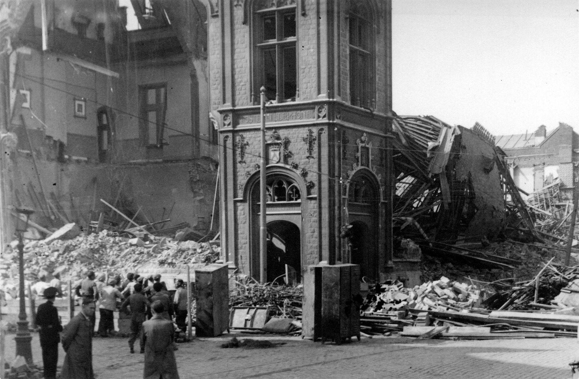 Afbeelding Bombardement postgebouw 21 juli 1944 bekijken Stad Kortrijk