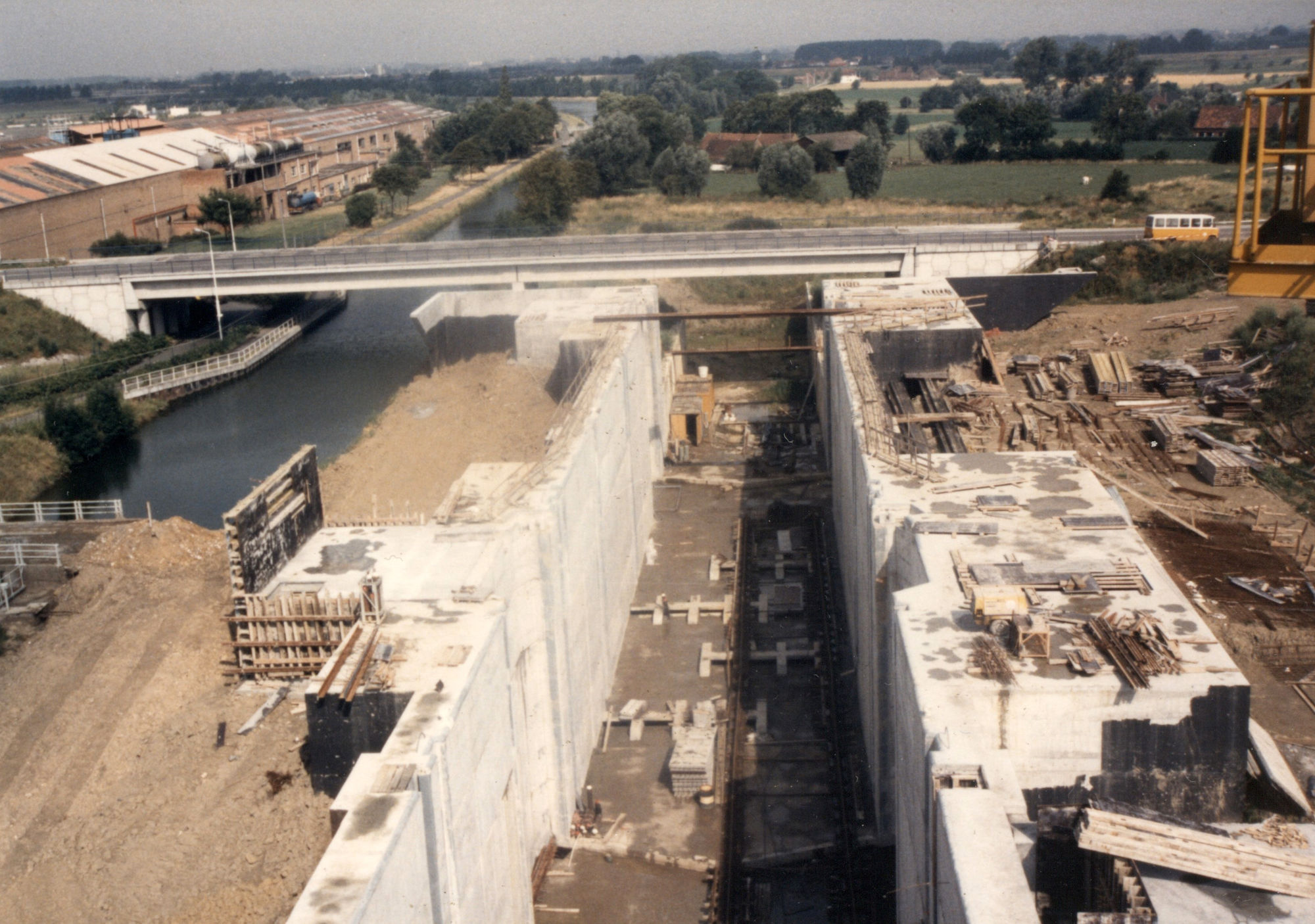 Bouw van de nieuwe sluis op het Kanaal Bossuit-Kortrijk in de Deerlijkstraat te Zwevegem 1990