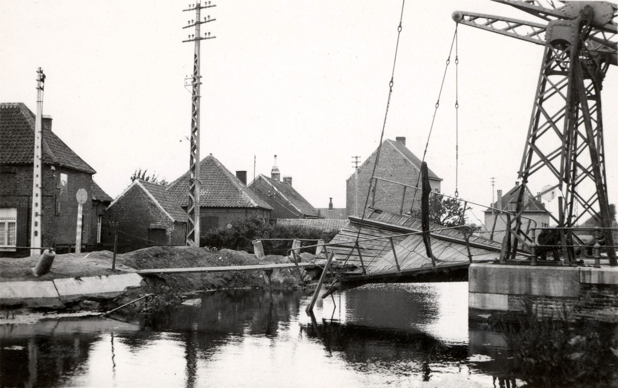 Ophaalbrug Nr. 3 over het kanaal Bossuit-Kortrijk tussen Kortrijk en Harelbeke 1940