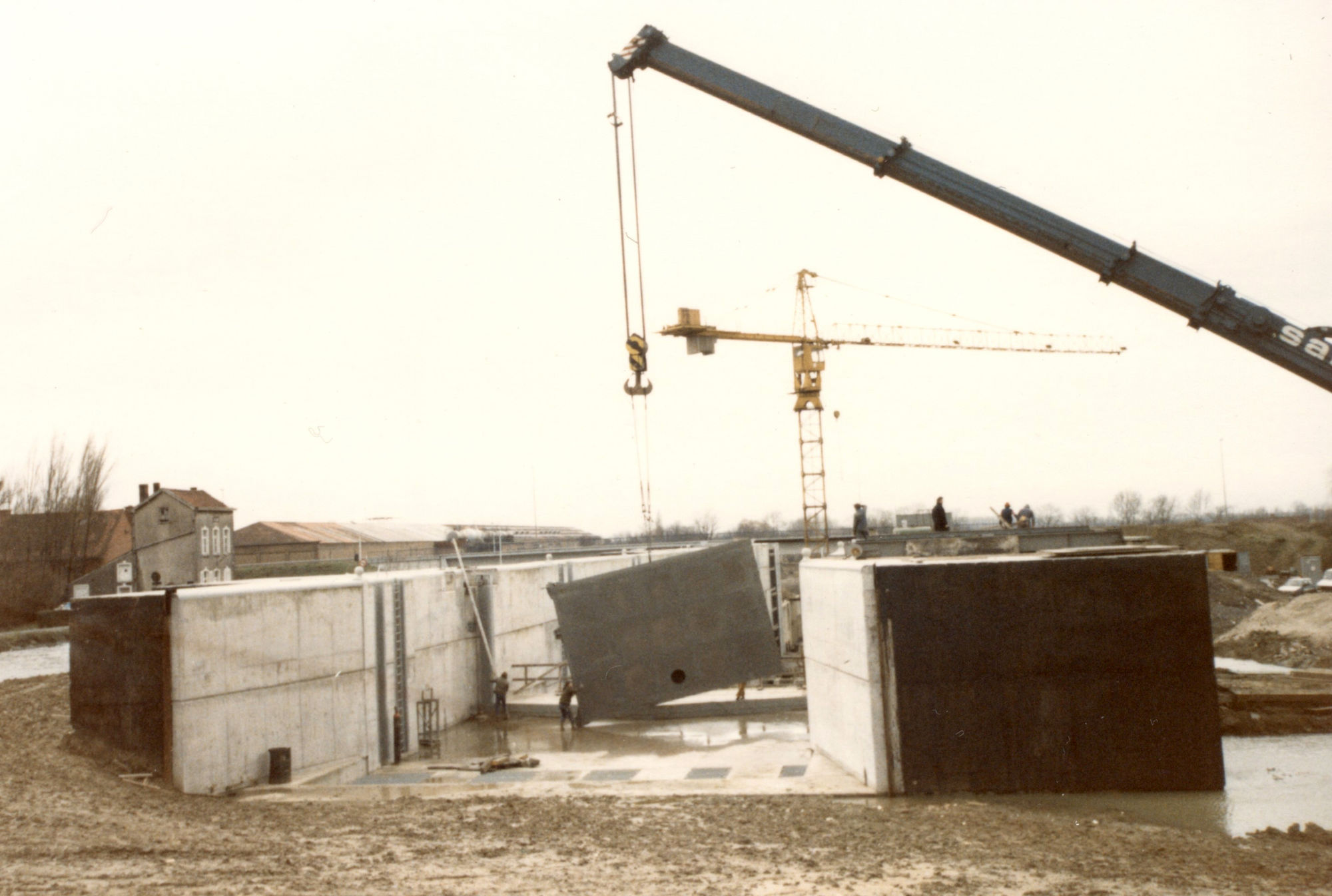 Bouw van de nieuwe sluis op het Kanaal Bossuit-Kortrijk in de Deerlijkstraat te Zwevegem 1990