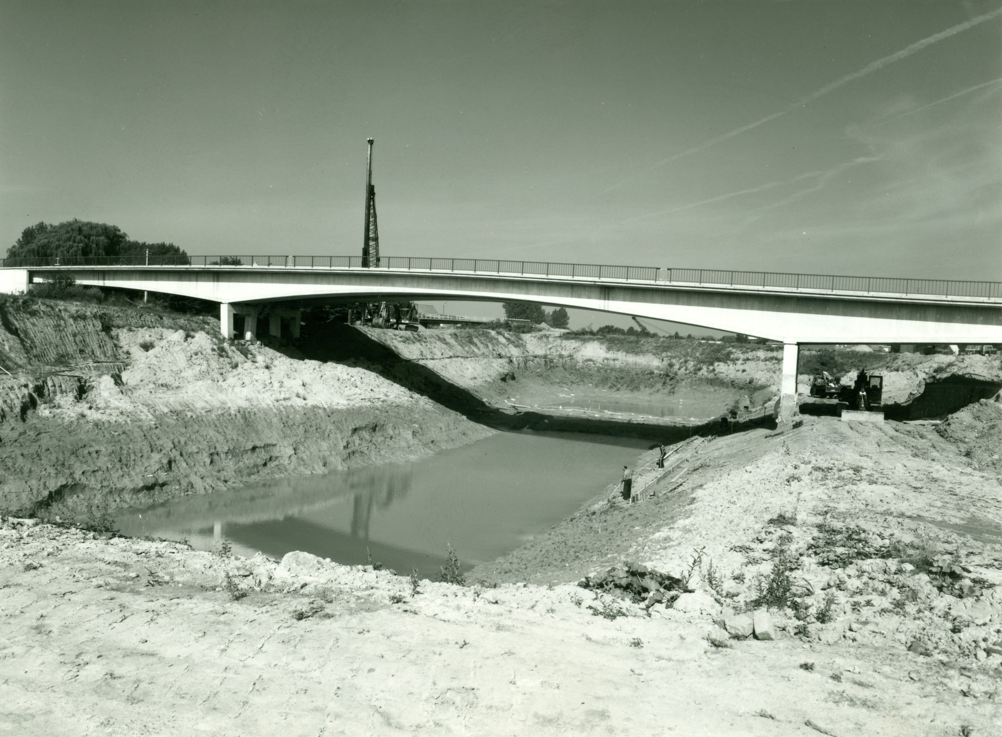 Nieuwe brug over het kanaal Bossuit-Kortrijk in de Verzetslaan te Moen 1979