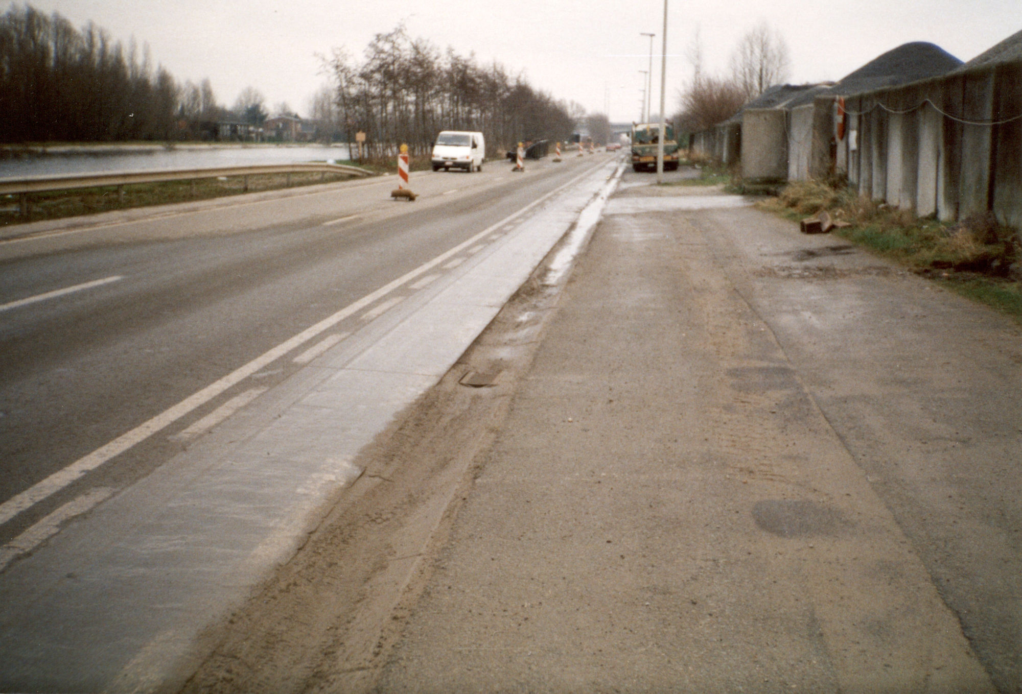 Loskaaien in de Kanaalstraat langs het kanaal Bossuit-Kortrijk in Harelbeke 2000