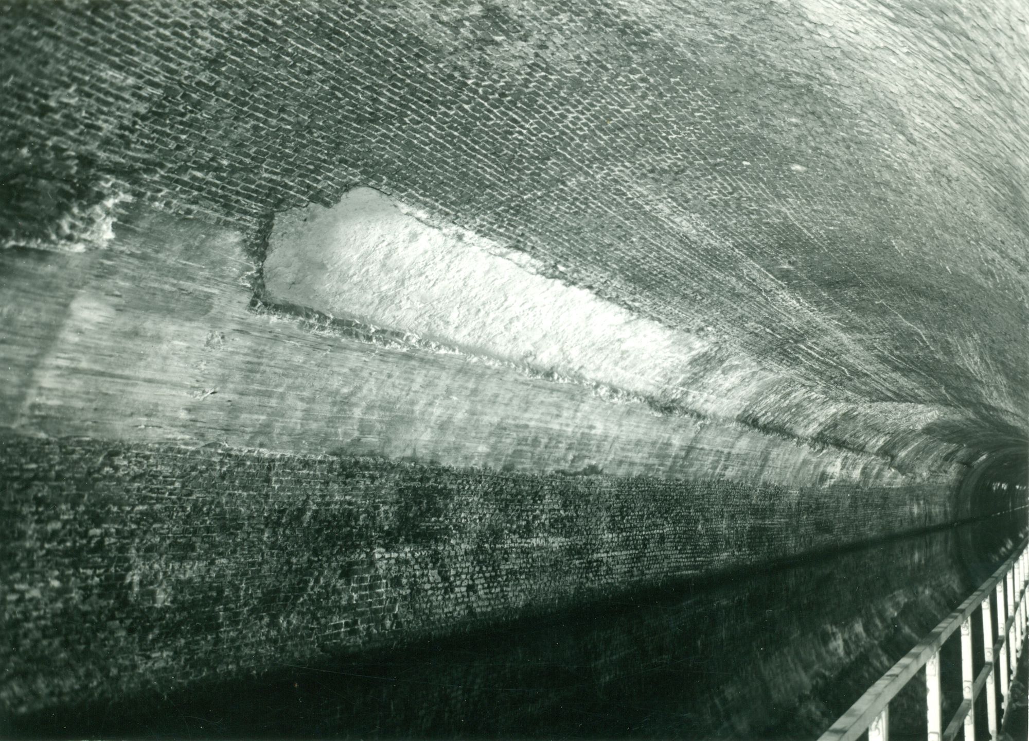 Tunnel (Souterrain) op het Kanaal Bossuit-Kortrijk in Moen 1970