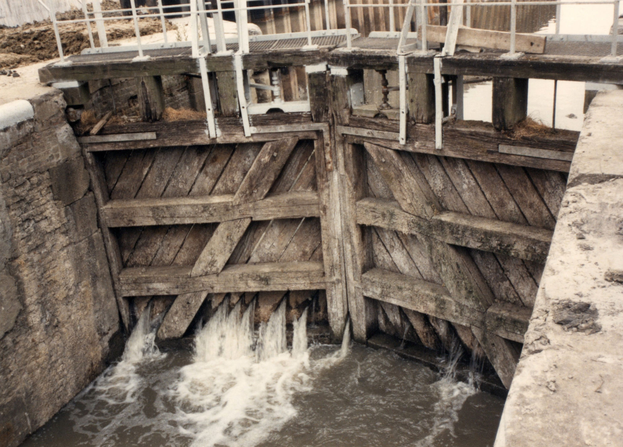 Bouw van de nieuwe sluis op het Kanaal Bossuit-Kortrijk in de Deerlijkstraat te Zwevegem 1988