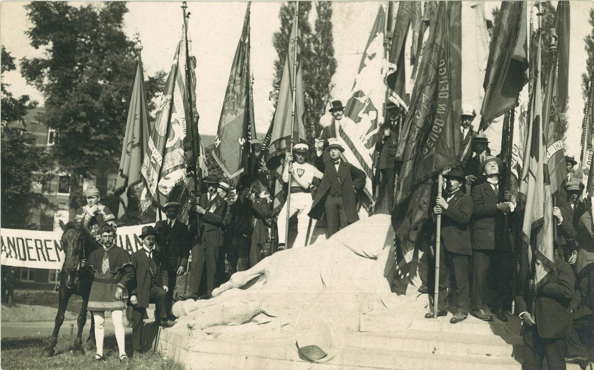 De 11 julistoet aan het Groeningemonument 1921