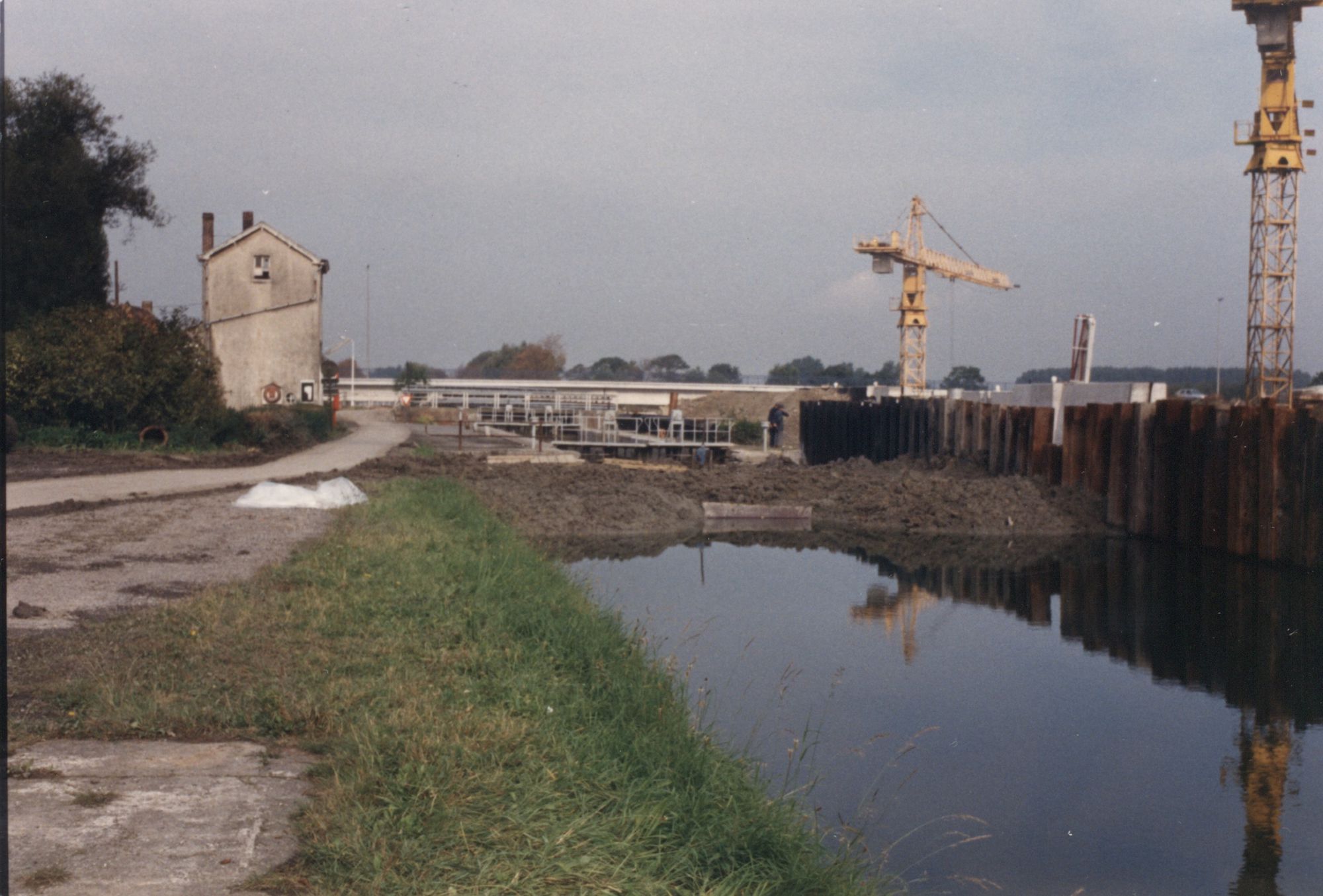 Bouw van de nieuwe sluis op het Kanaal Bossuit-Kortrijk in de Deerlijkstraat te Zwevegem 1988