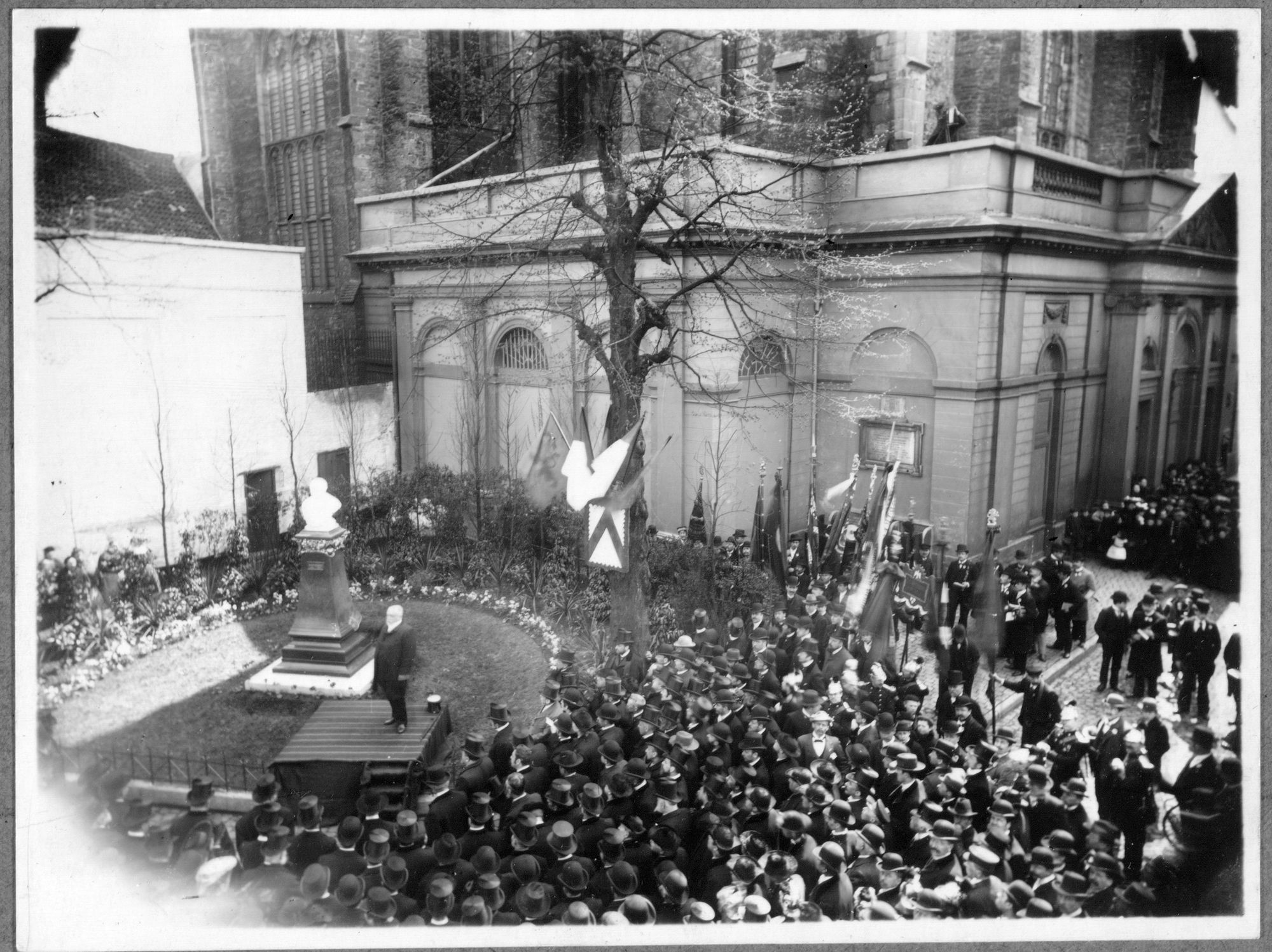 Onthulling Guido Gezellebeeld 1903