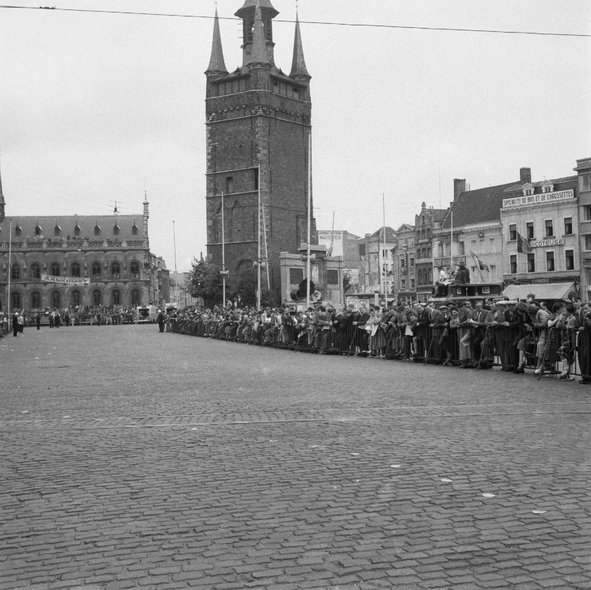 Wielerwedstrijd op de Grote Markt  ca 1950