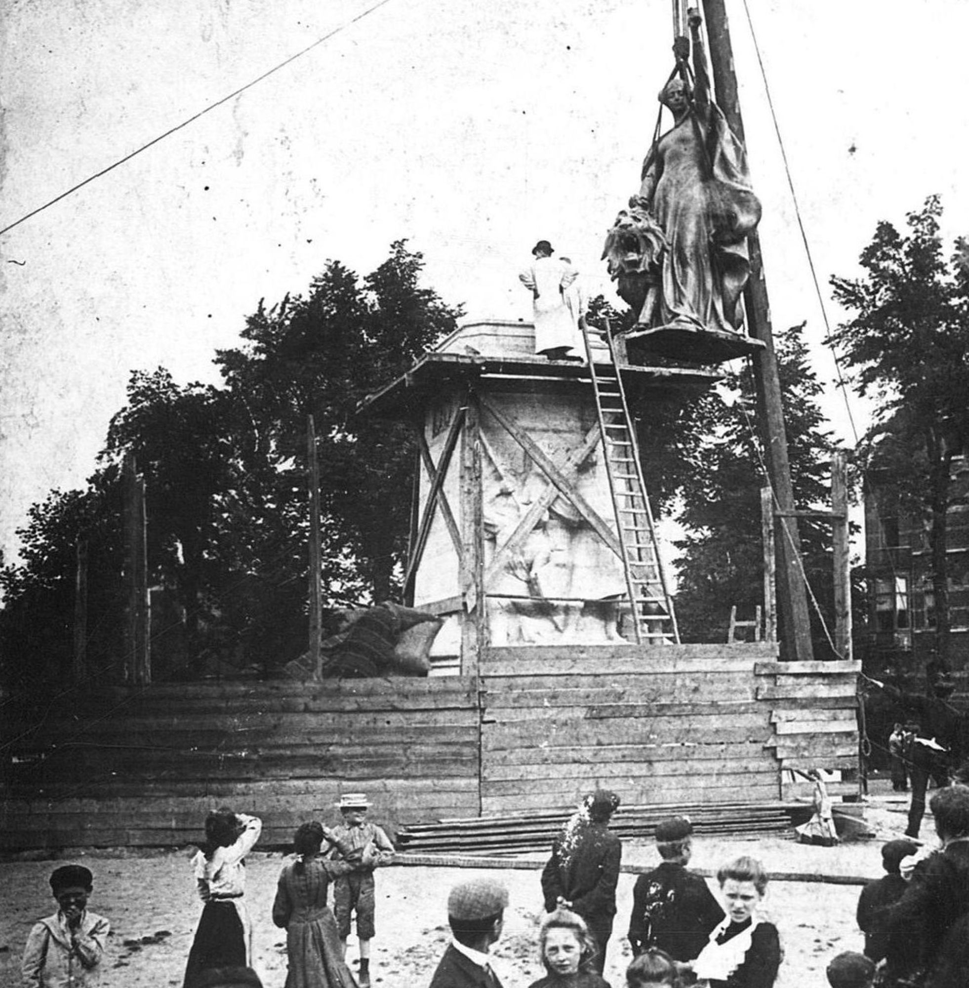 Plaatsing van het Groeningemonument