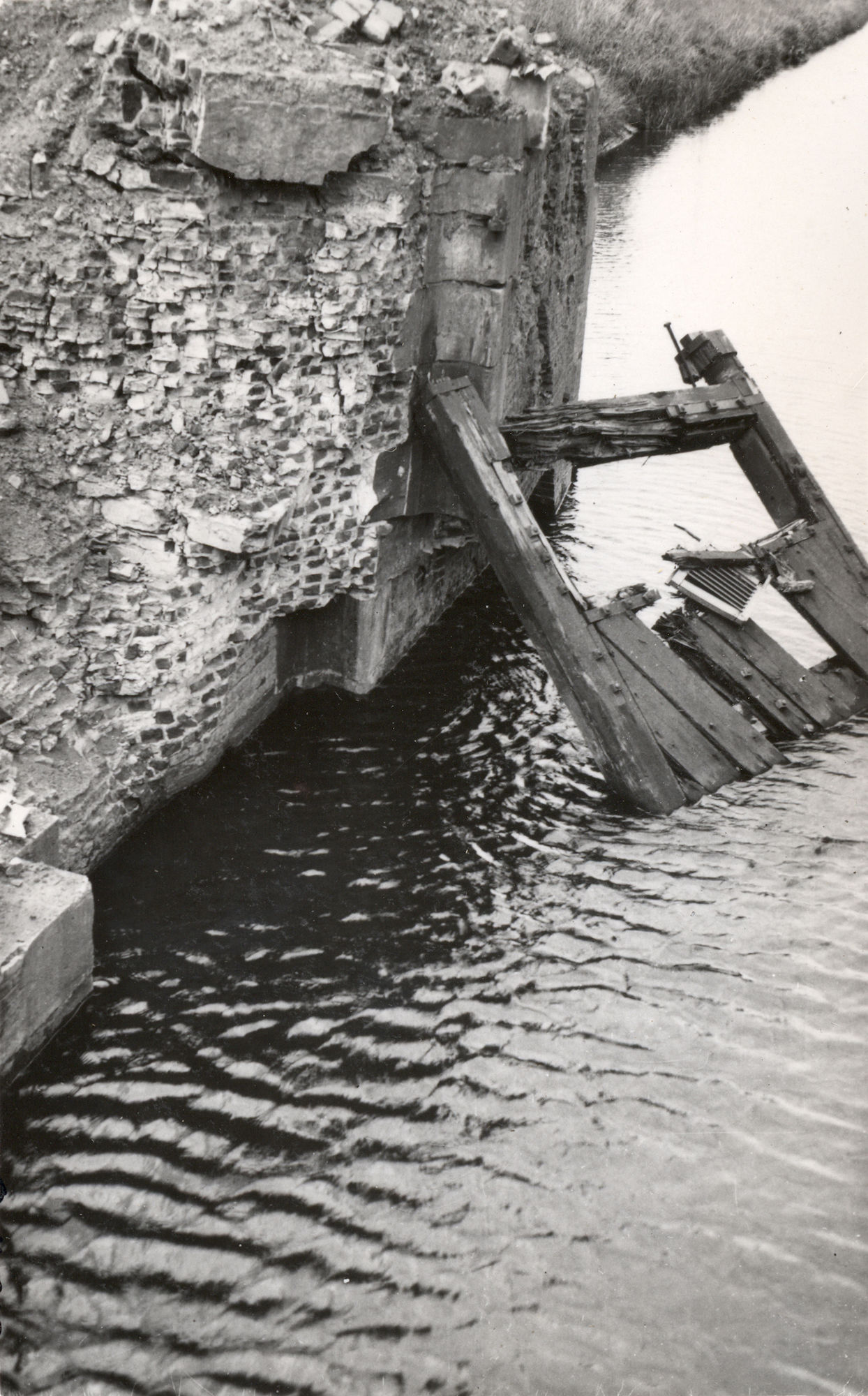 Vernieling van de Sluis Nr. 8 op kanaal Bossuit-Kortrijk te Zwevegem 1941