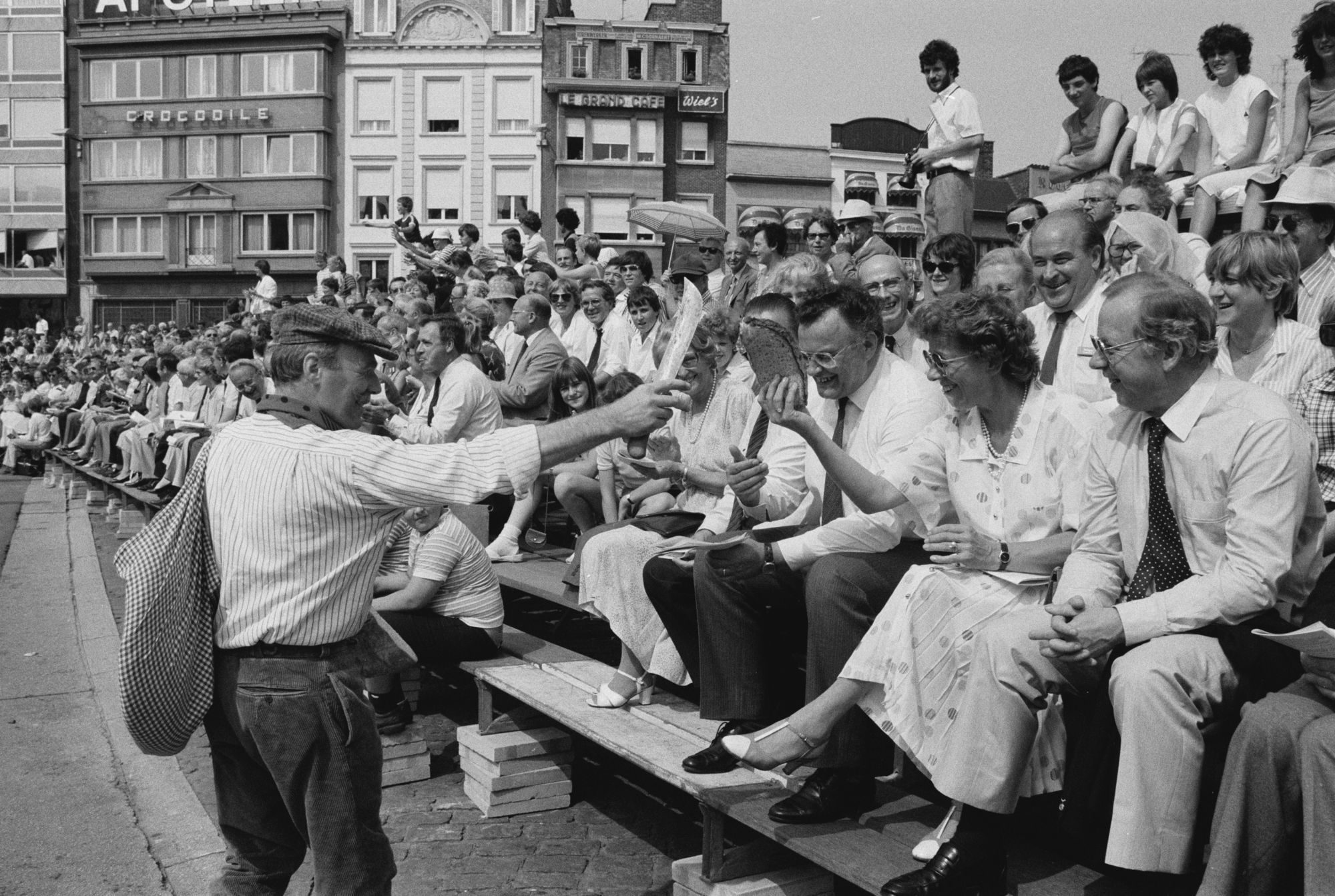 Toeschouwers tijdens de historische optocht op de 11 juliviering 1982