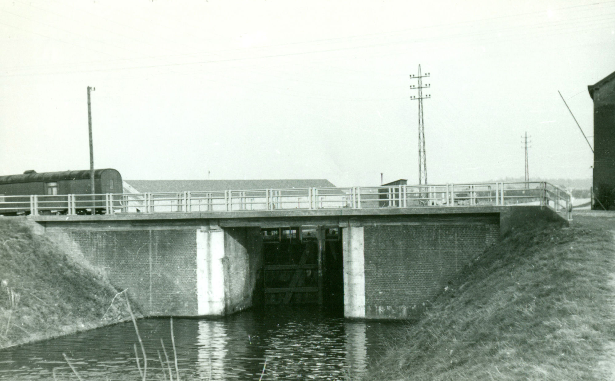 Sluis Nr. 7 met brug op het Kanaal Bossuit-Kortrijk te Zwevegem 1950