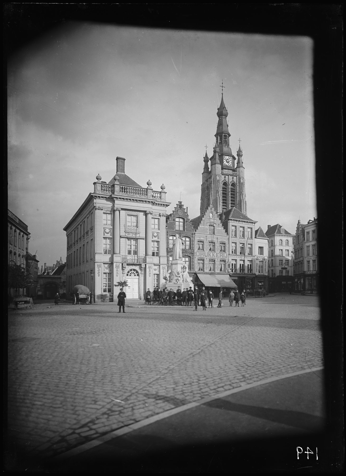 Grote Markt met standbeeld de Haerne