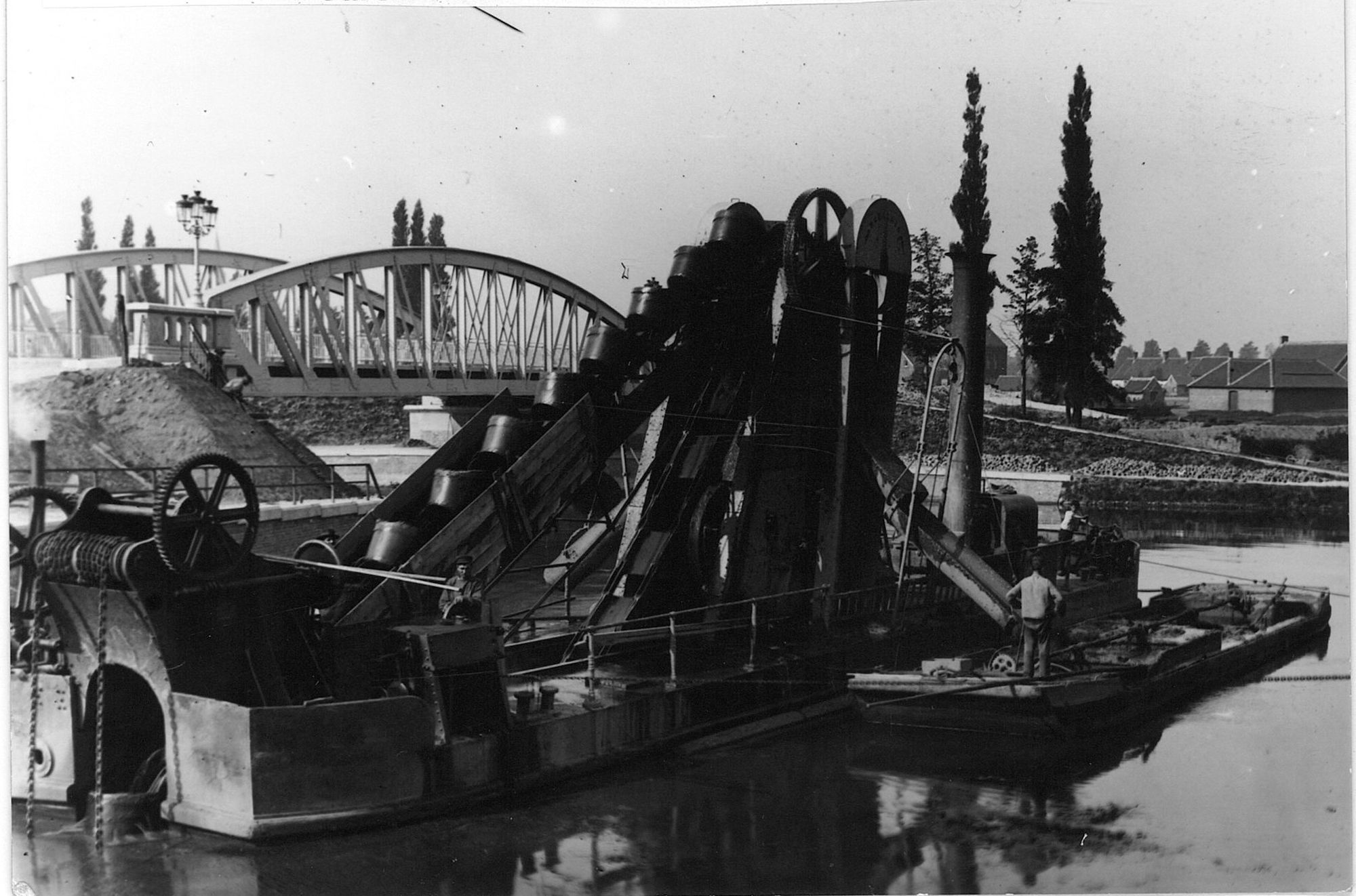 Baggerwerkzaamheden in de Leie aan de Groeningebrug 1885