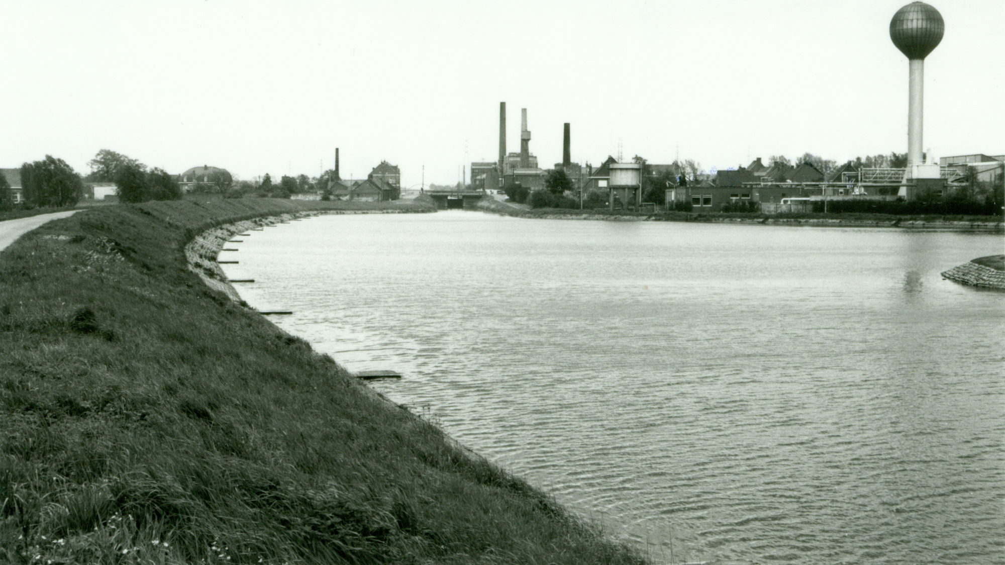 Zwaaikom en sluis Nr. 6 op het Kanaal Bossuit-Kortrijk te Zwevegem 1981