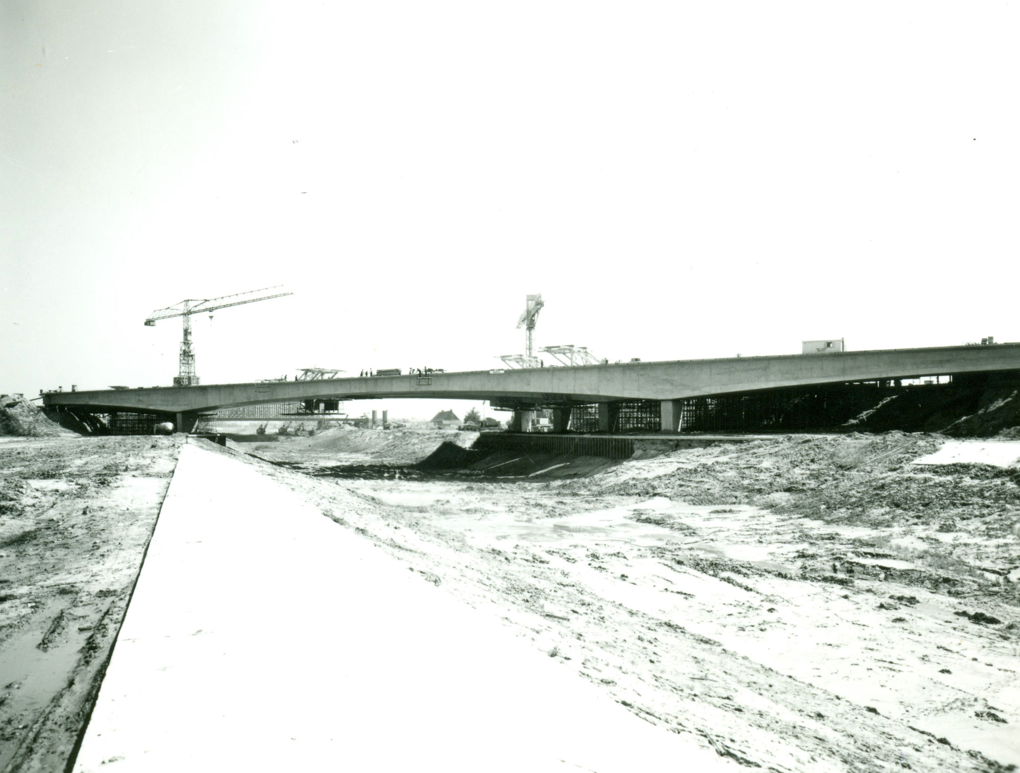 Bouw brug van de snelweg E17 over het kanaal Bossuit-Kortrijk te Harelbeke 1971