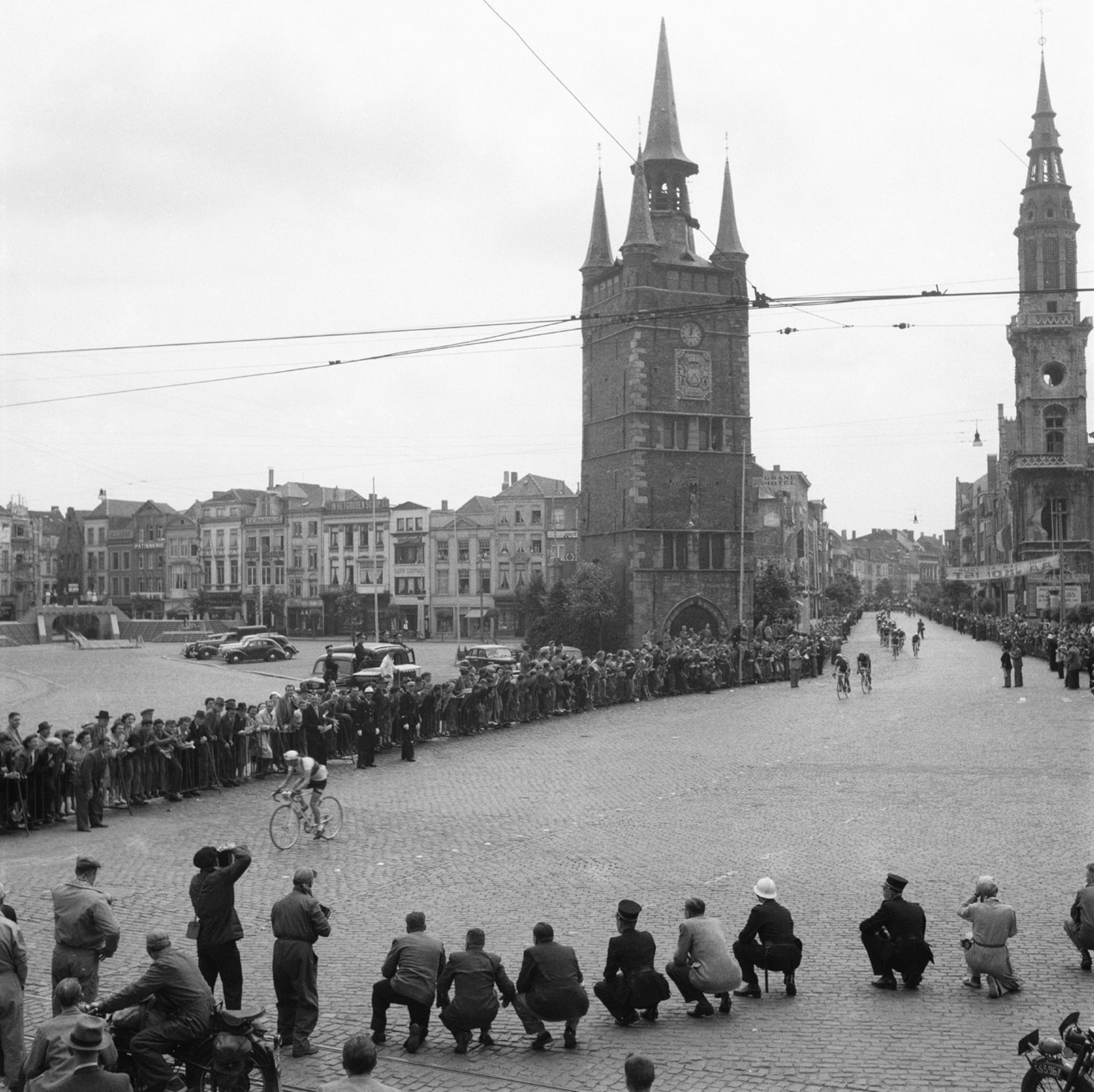 Wielerwedstrijd op de Grote Markt  ca 1950