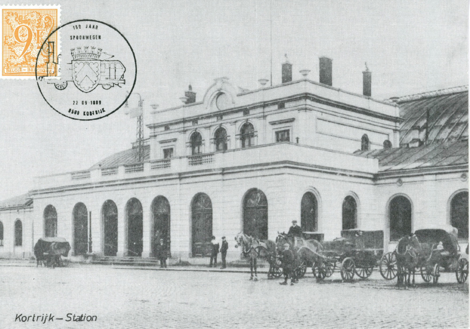 Het stationsplein met het oud stationsgebouw