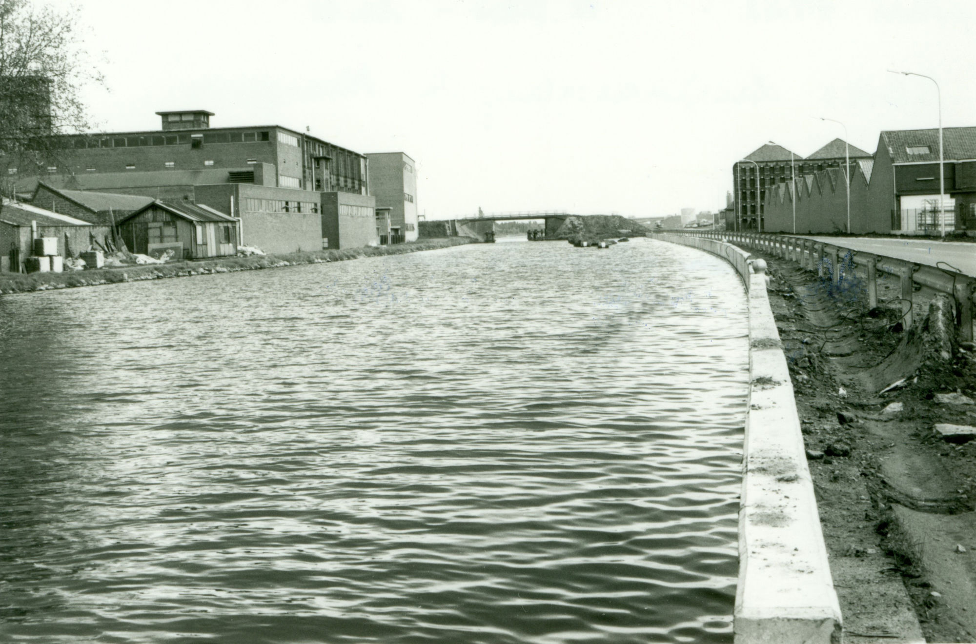 Verbredingswerken van het Kanaal Bossuit-Kortrijk aan de Visserskaai 1981