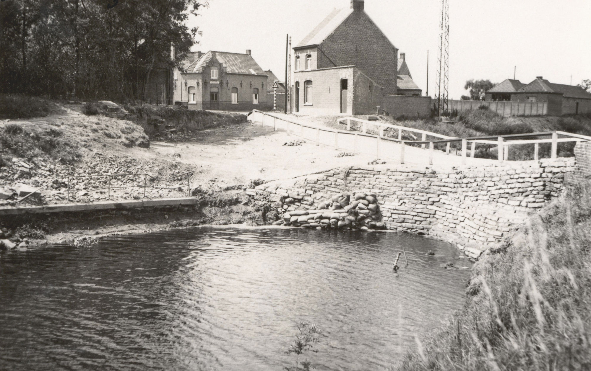 Vaste overgang na vernieling brug over kanaal Bossuit-Kortrijk in Zwevegem-Knokke 1940