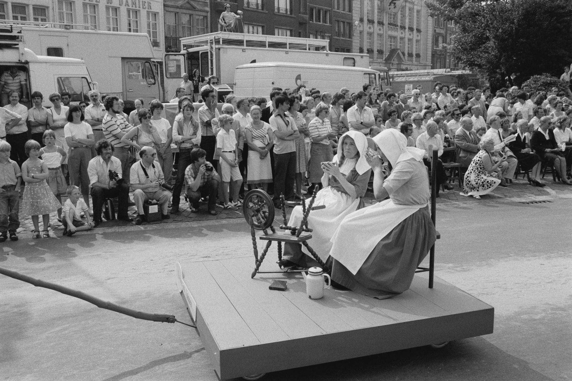 Optocht tijdens de 11 juliviering 1982, spinsters