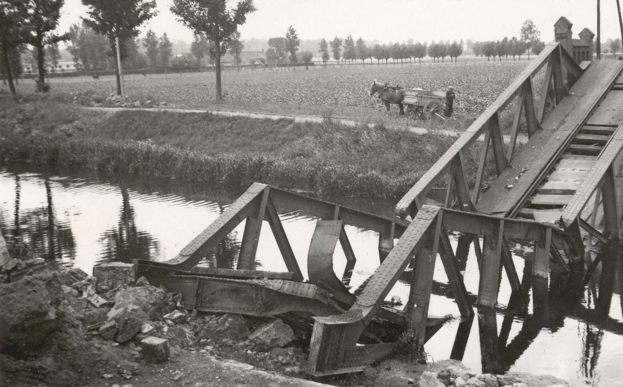 Vernielde spoorwegbrug over het Kanaal Bossuit-Kortrijk  in Moen 1940