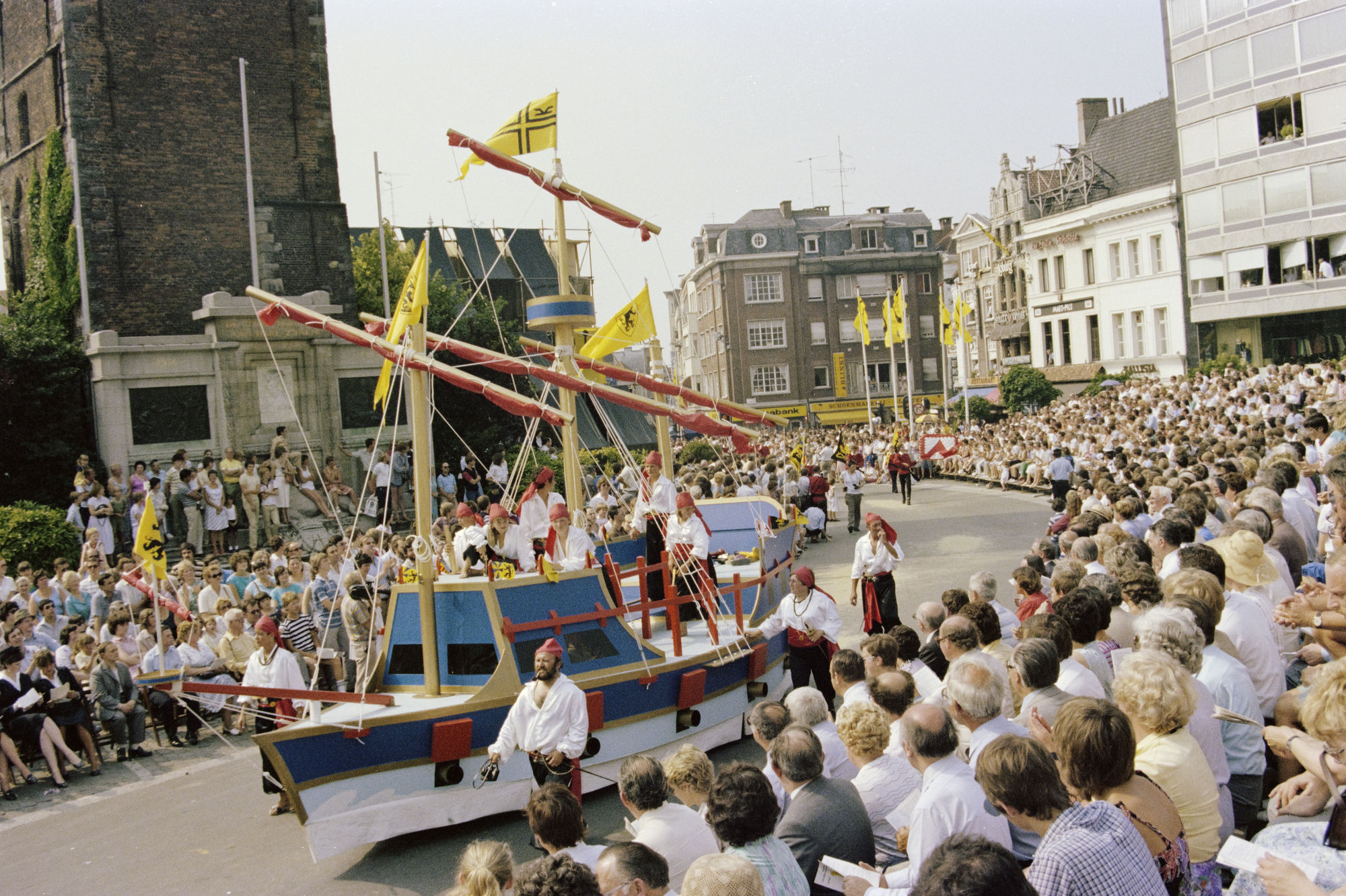 Optocht tijdens de 11 juliviering 1982, schippers