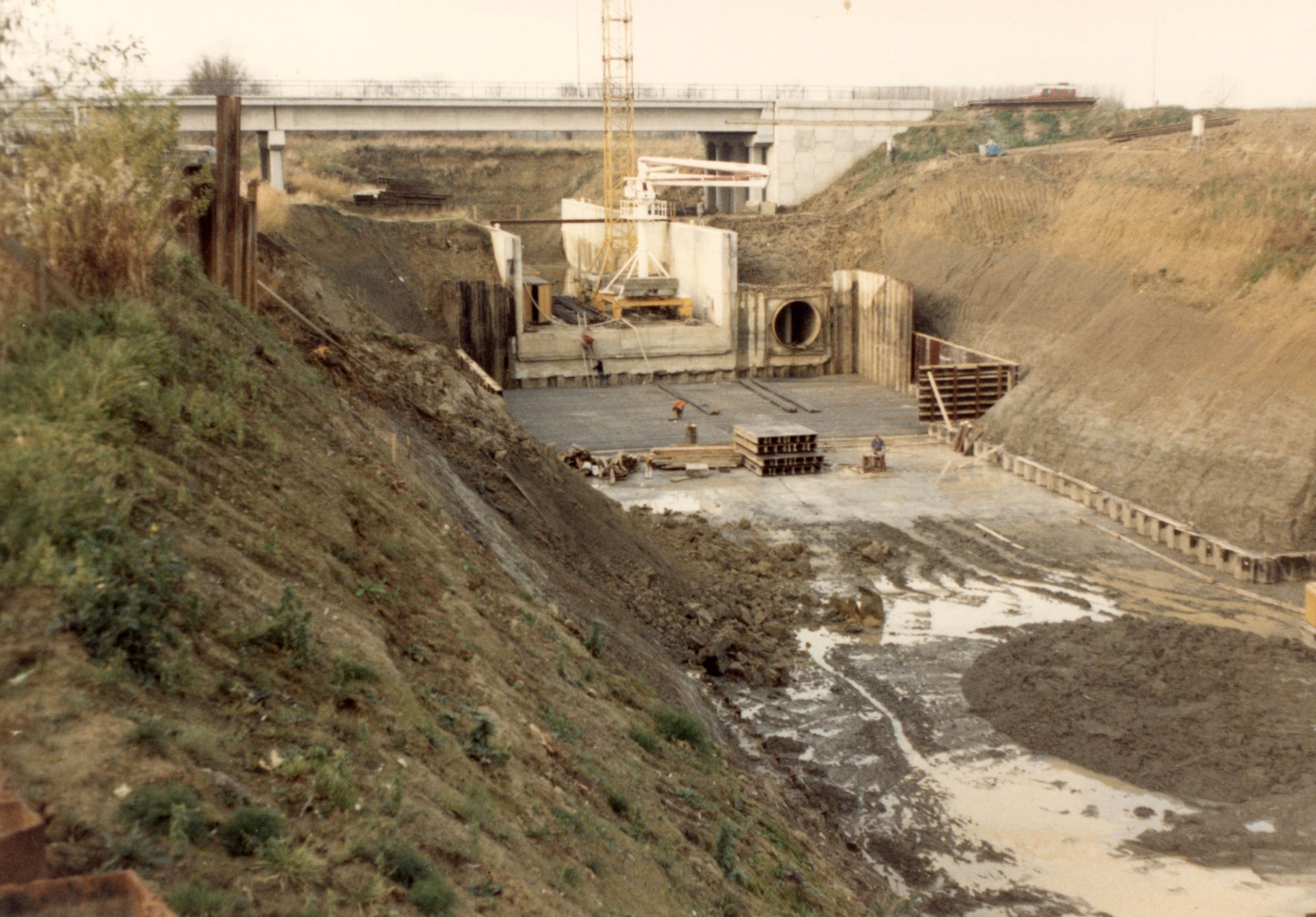 Bouw van de nieuwe sluis op het Kanaal Bossuit-Kortrijk in de Deerlijkstraat te Zwevegem 1987