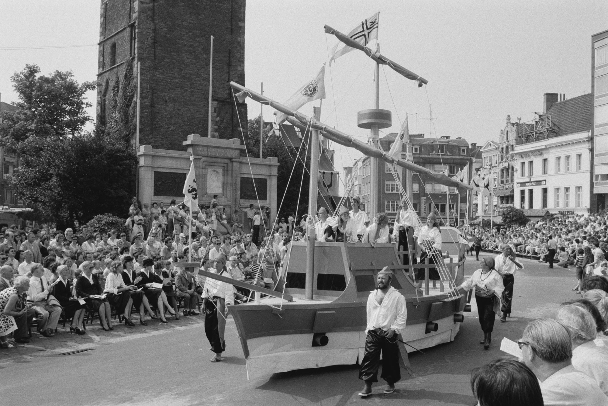 Praalwagens in de historische stoet tijdens de 11 juliviering 1982