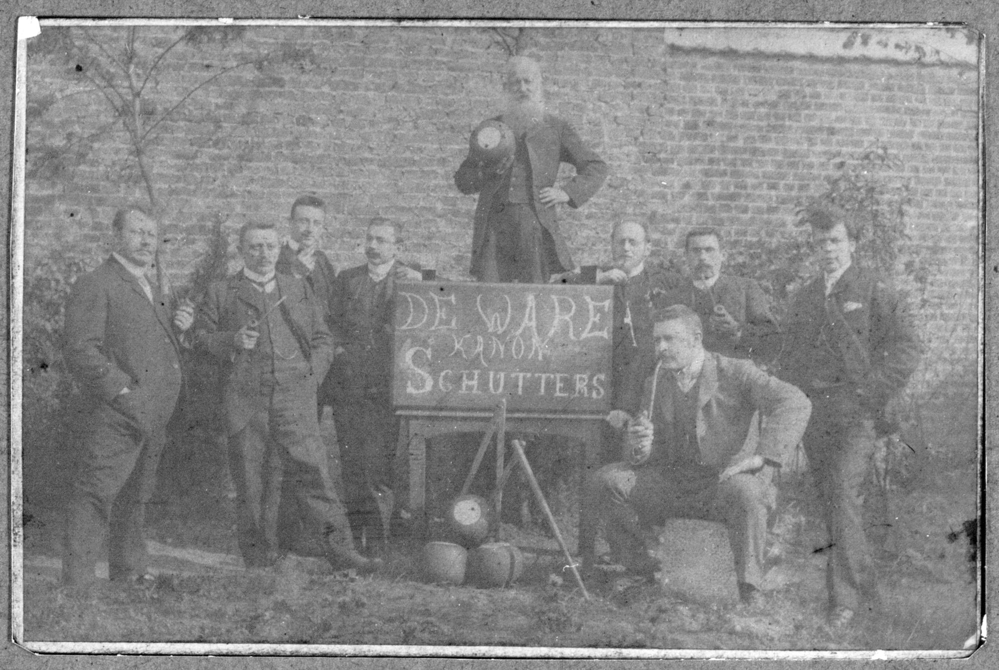 trabolspelers in de herberg Het Kanon, midden met de bal dhr. Baelde_ca. 1905