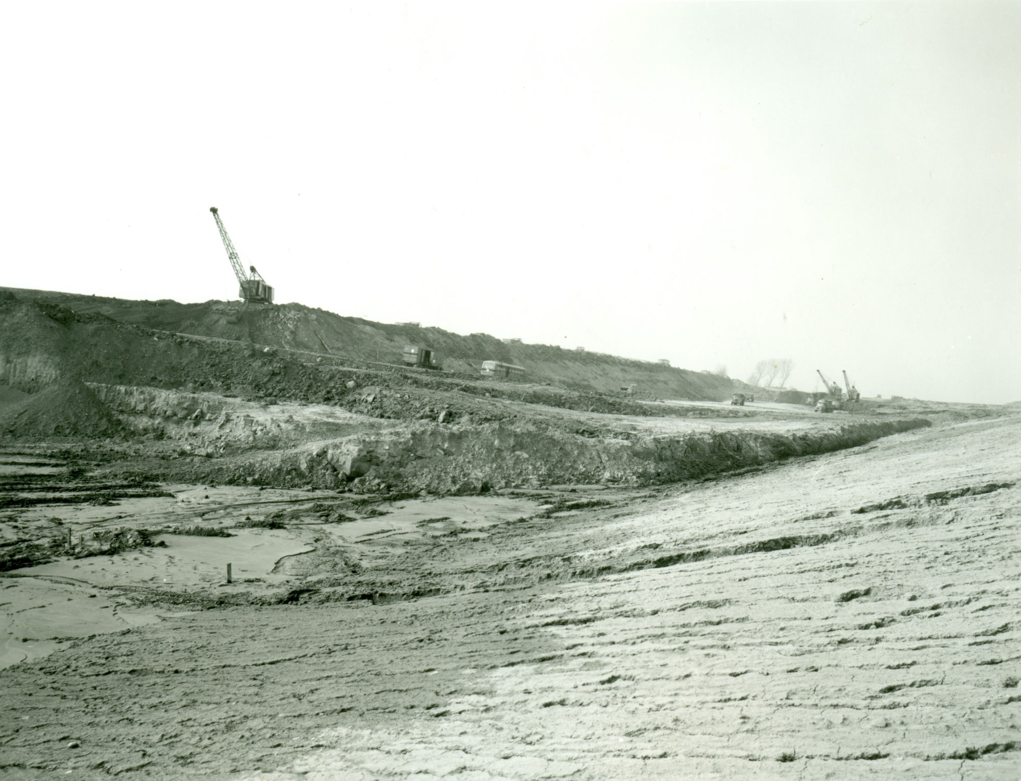 Afgraven van de heuvel van de tunnel op het kanaal Bossuit-Kortrijk in Moen 1970-1973