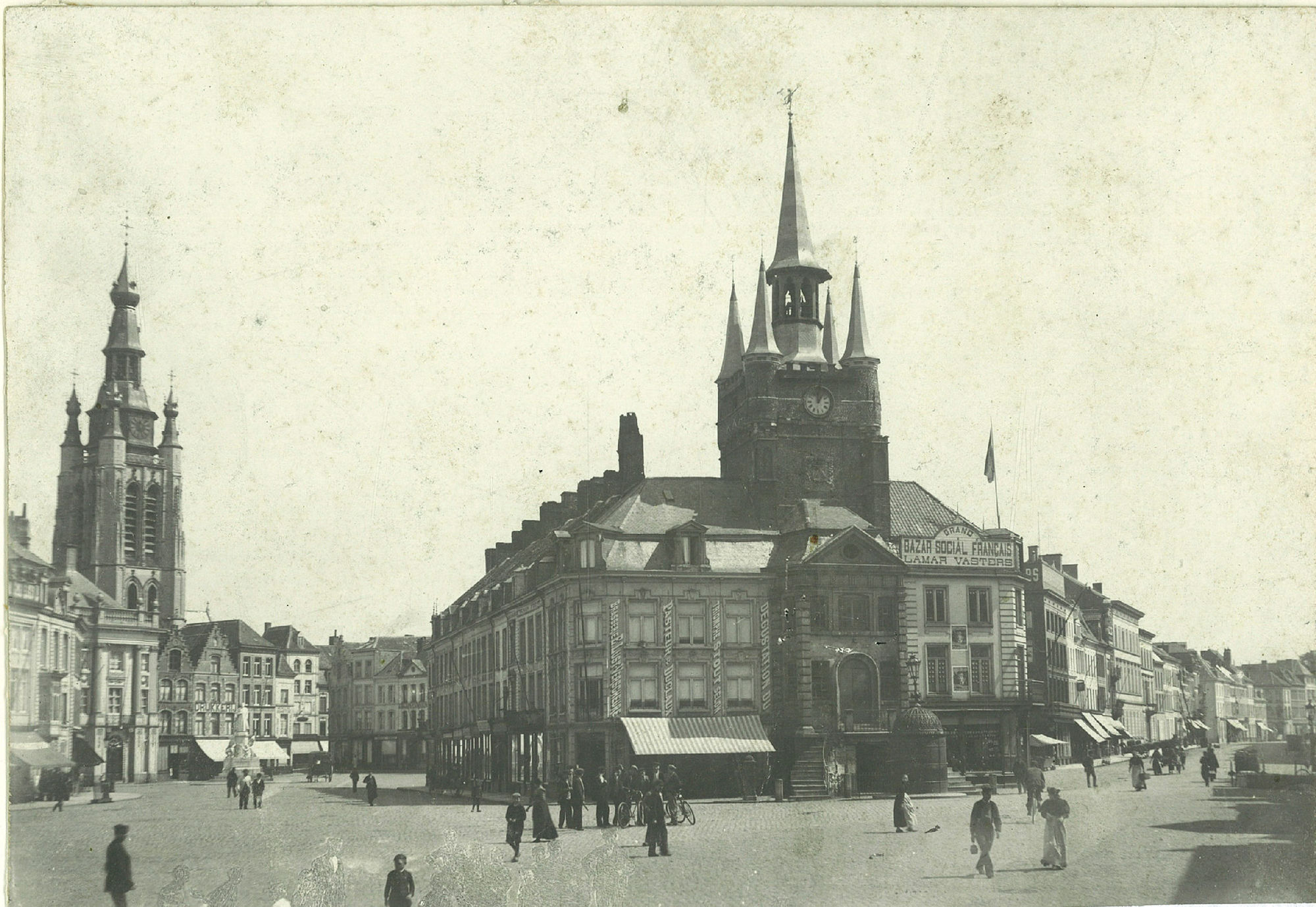 De Grote Markt met Belfort en de Sint-Maartenskerk