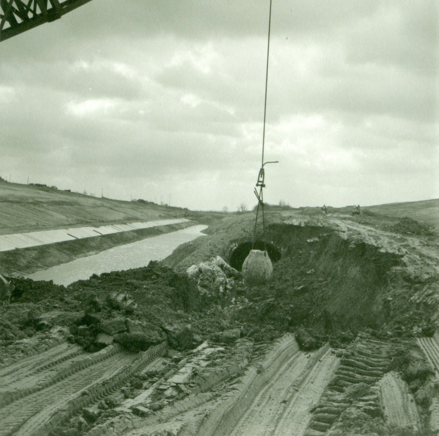 Afbraak van de tunnel op het kanaal Bossuit-Kortrijk in Moen 1970-1973