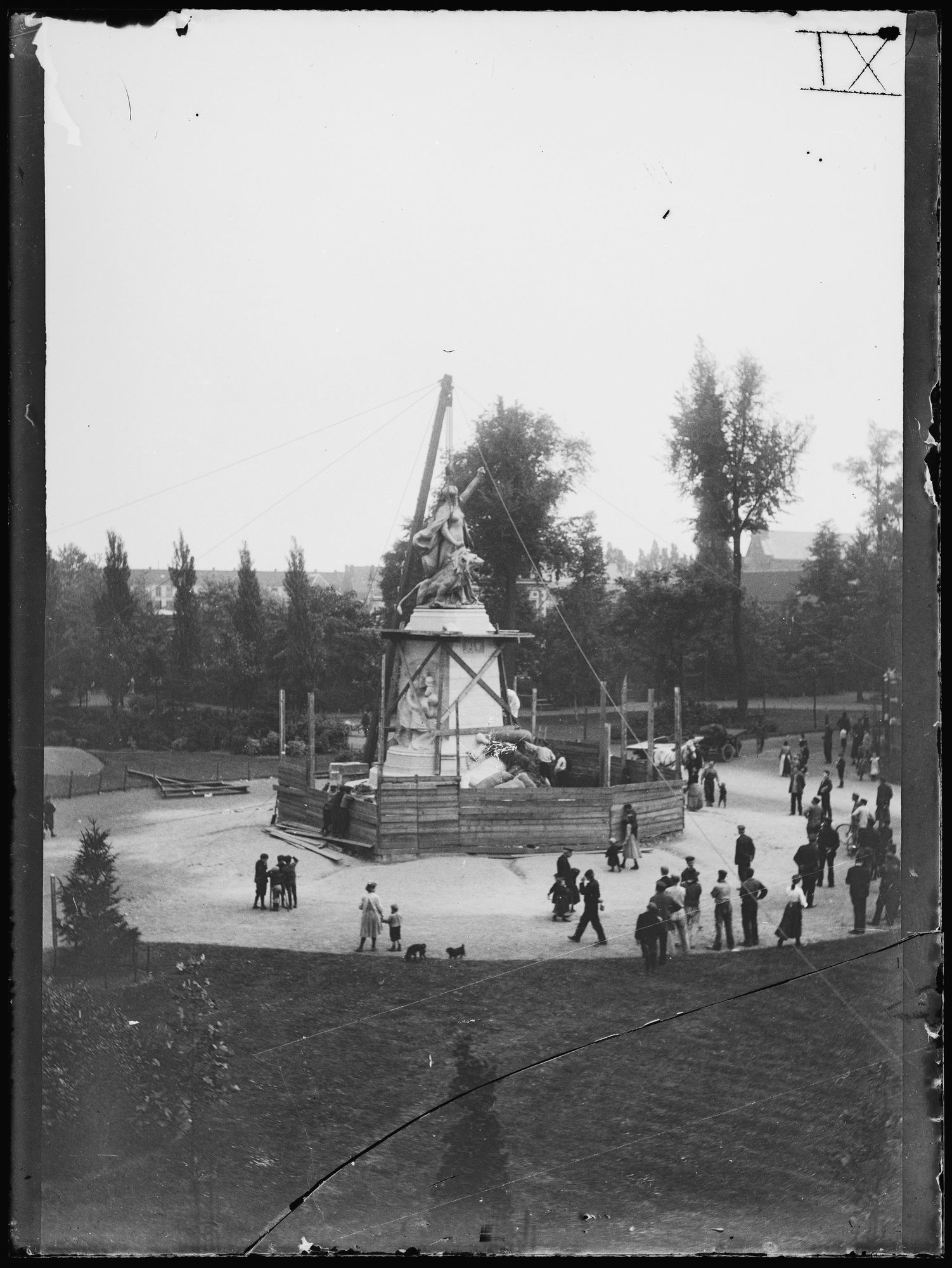 Het plaatsen van het Groeningemonument in 1906