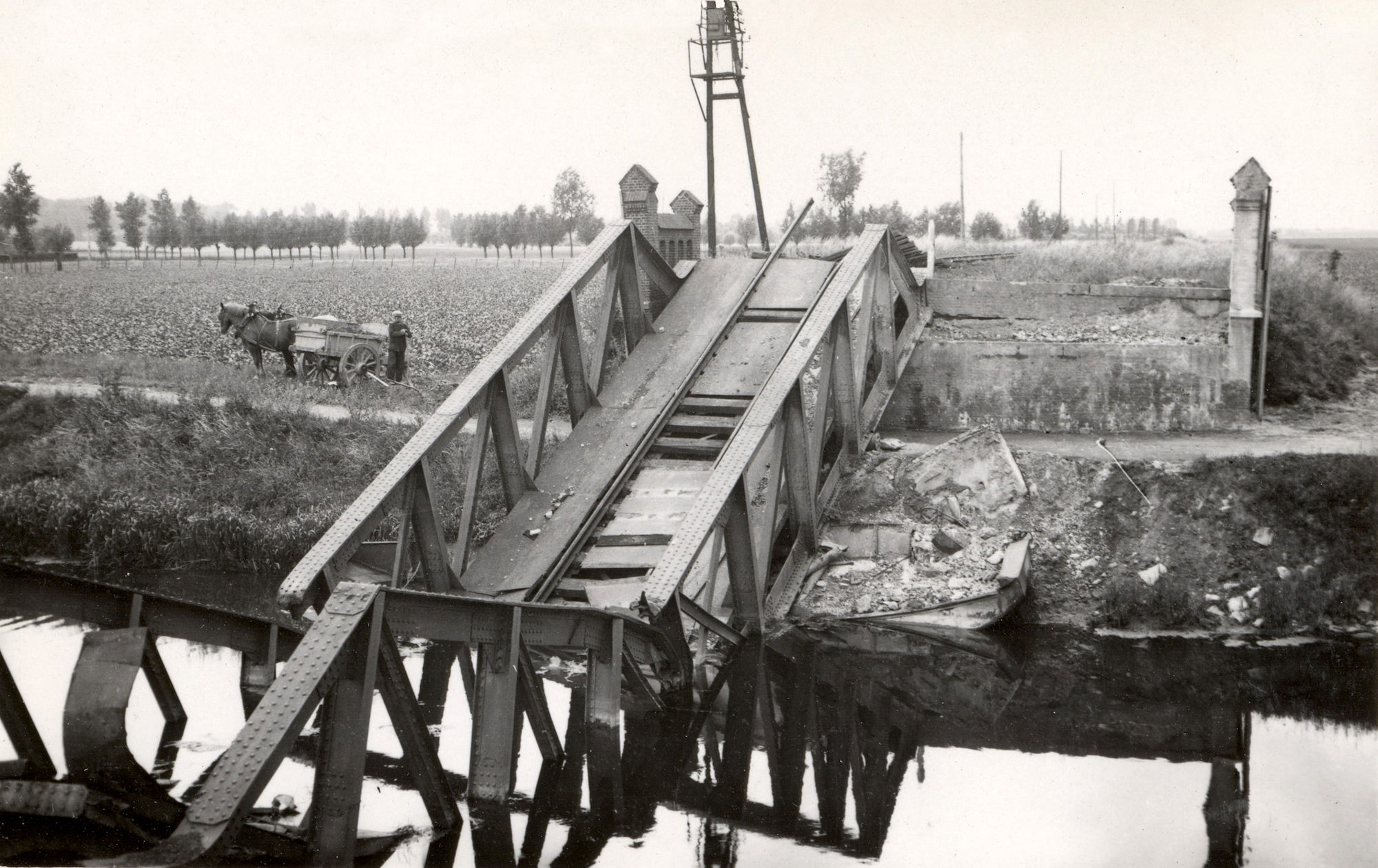 Vernielde spoorwegbrug over het Kanaal Bossuit-Kortrijk in Moen 1940