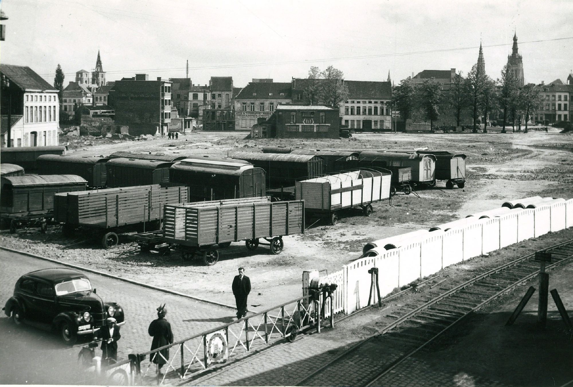 Gevangenisplein met werfwagens