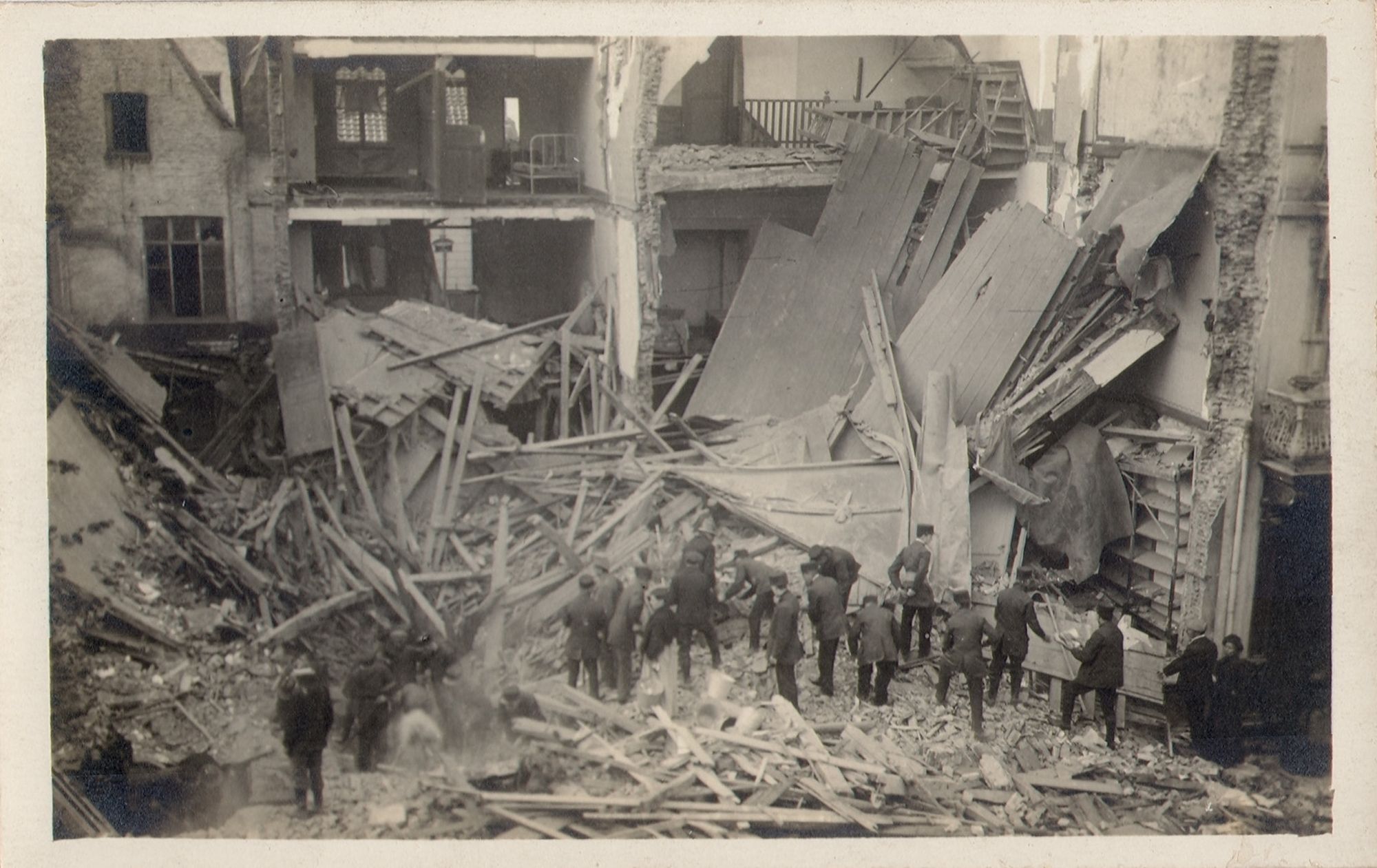 Oorlogsschade in de Rijselsestraat in Kortrijk. In de nacht van 16 op 17 augustus 1917 vernielde een bombardement drie huizen waarbij elf burgers omkwamen.