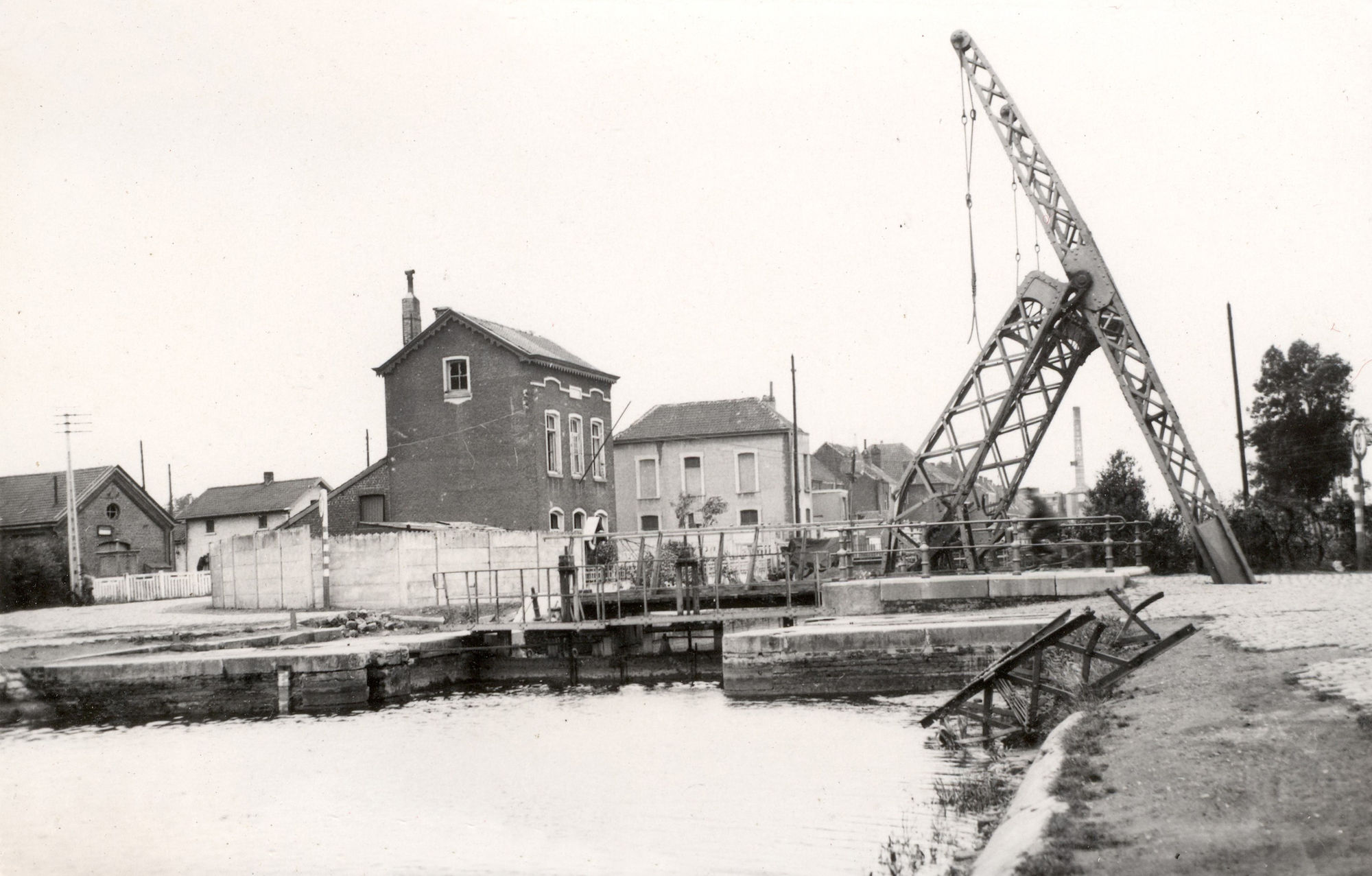 Ophaalbrug aan het sluis Nr. 9 over het kanaal Bossuit-Kortrijk aan de Visserskaai 1940