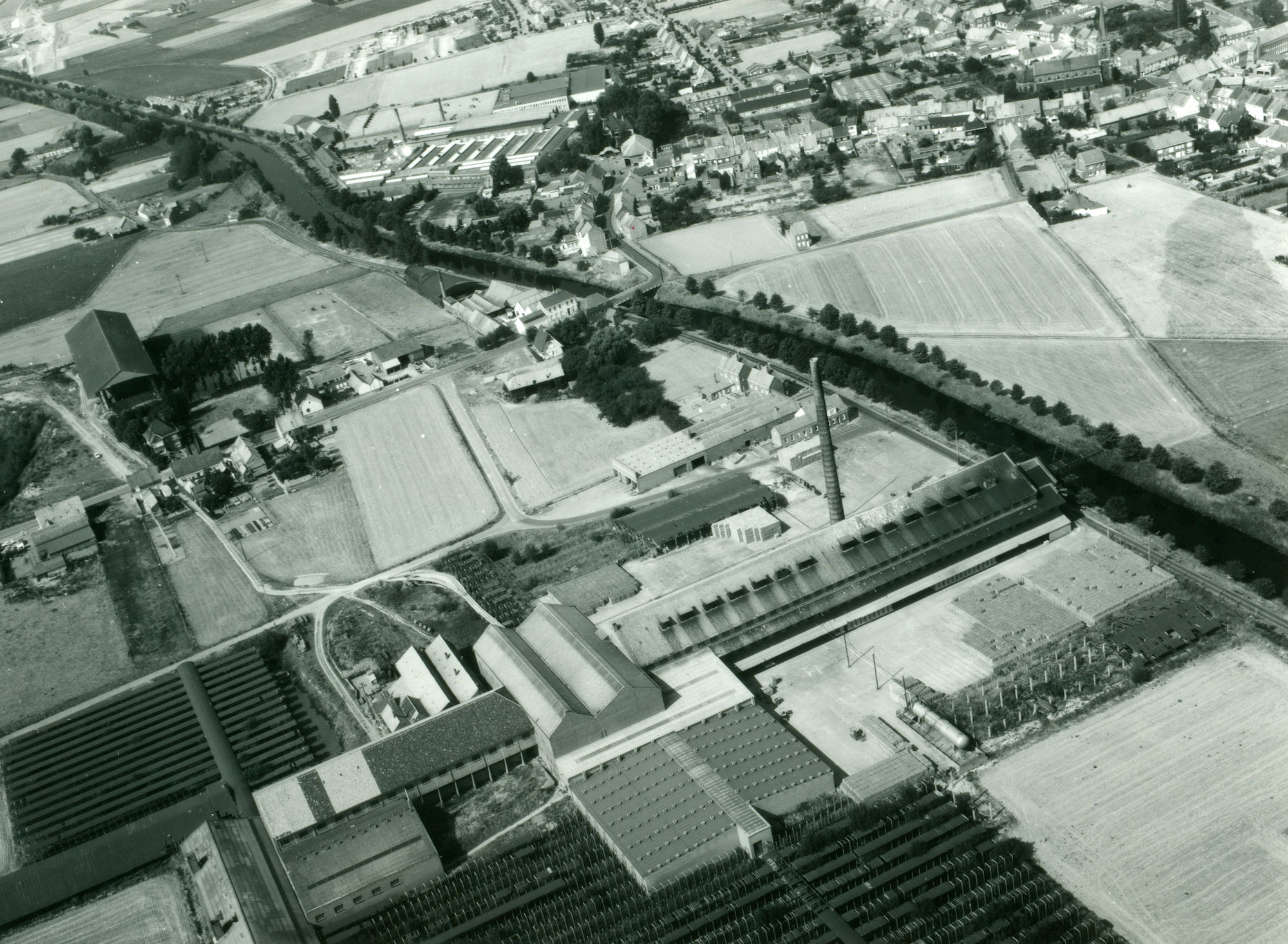 Zicht op het oude kanaal Bossuit-Kortrijk in Moen 1976